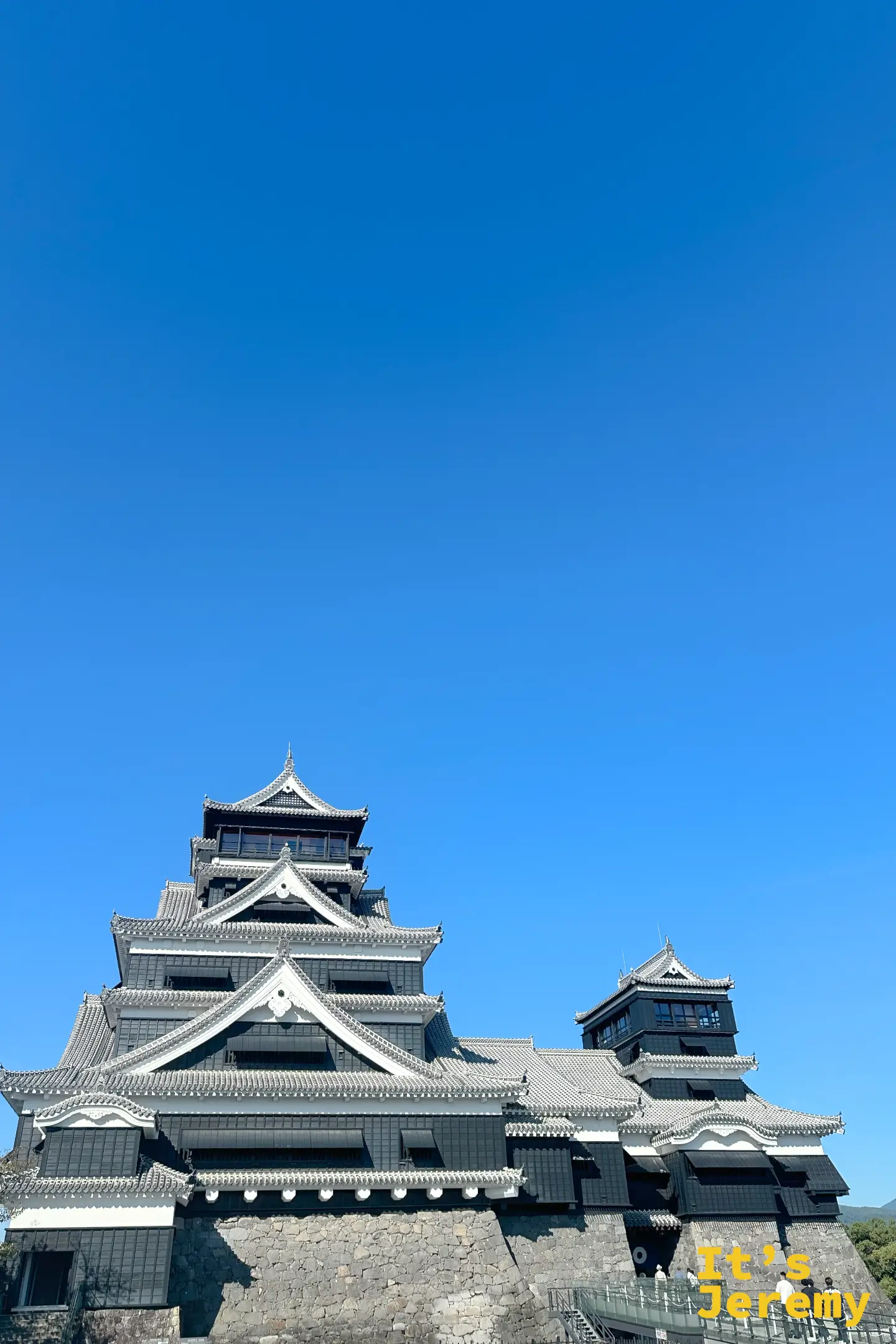 熊本城天守閣直拍全景,展現黑色外觀與宏偉石垣