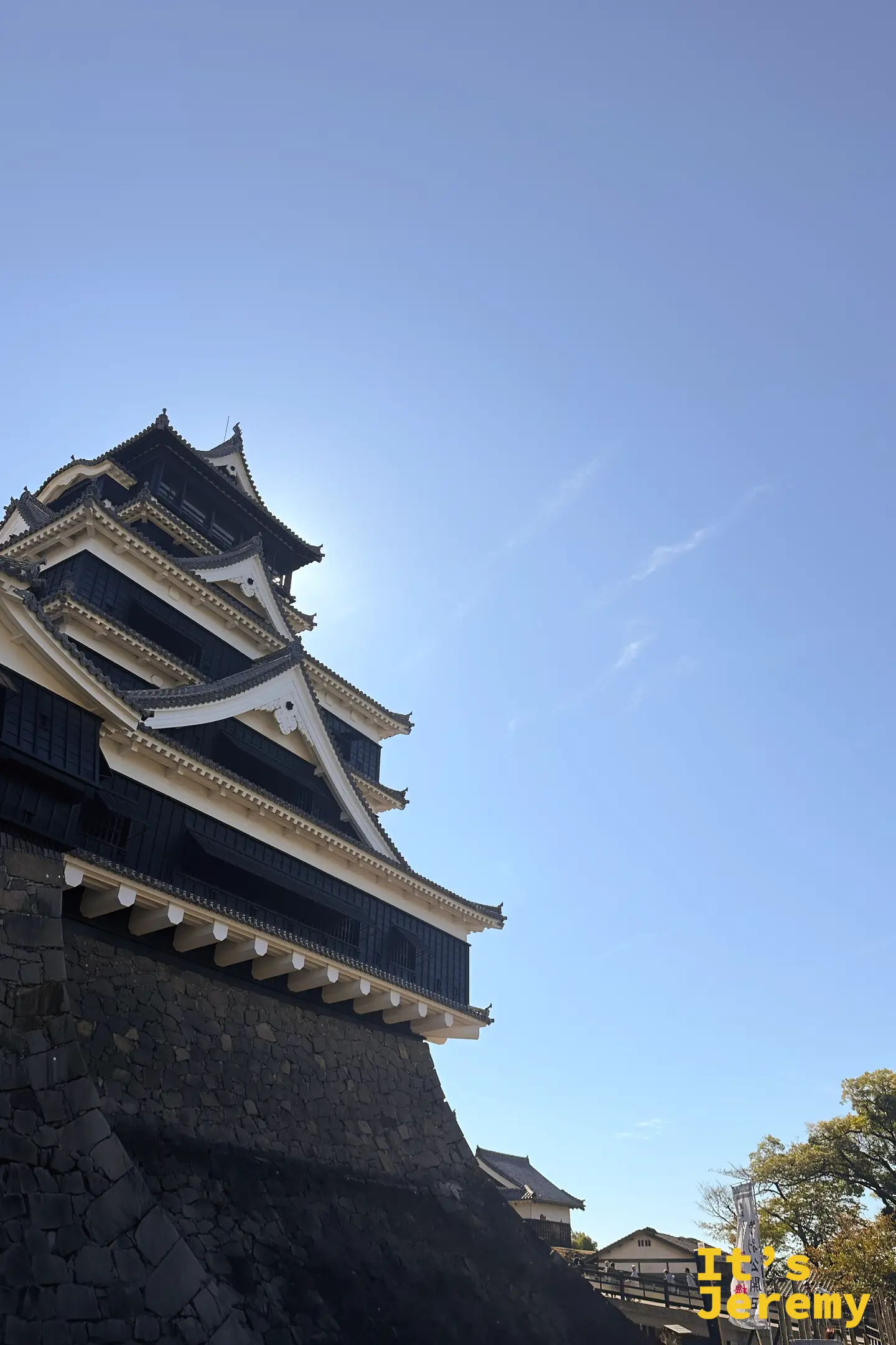 由下往上仰拍熊本城,展現武者返石垣高度