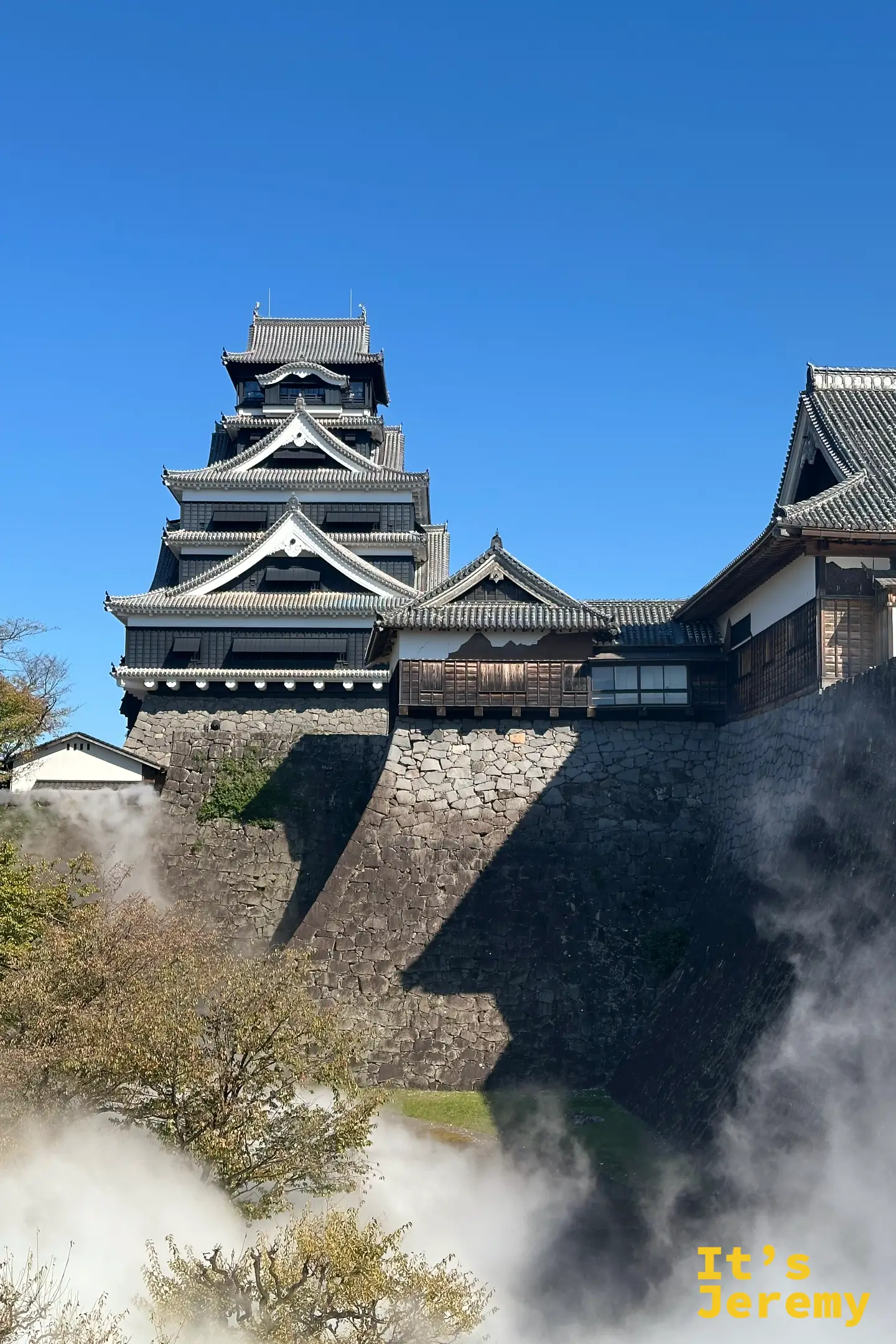 熊本城天守閣下方乾冰煙霧造景,營造神祕氛圍