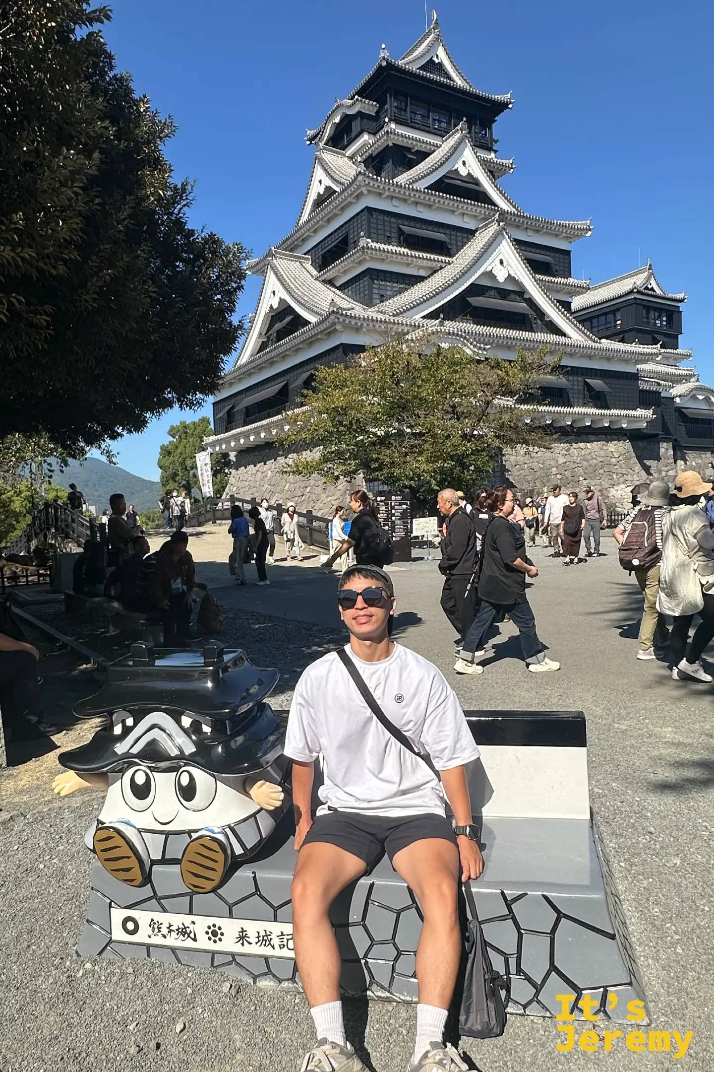 與熊本城Q版公仔合影,留下難忘的旅遊紀錄