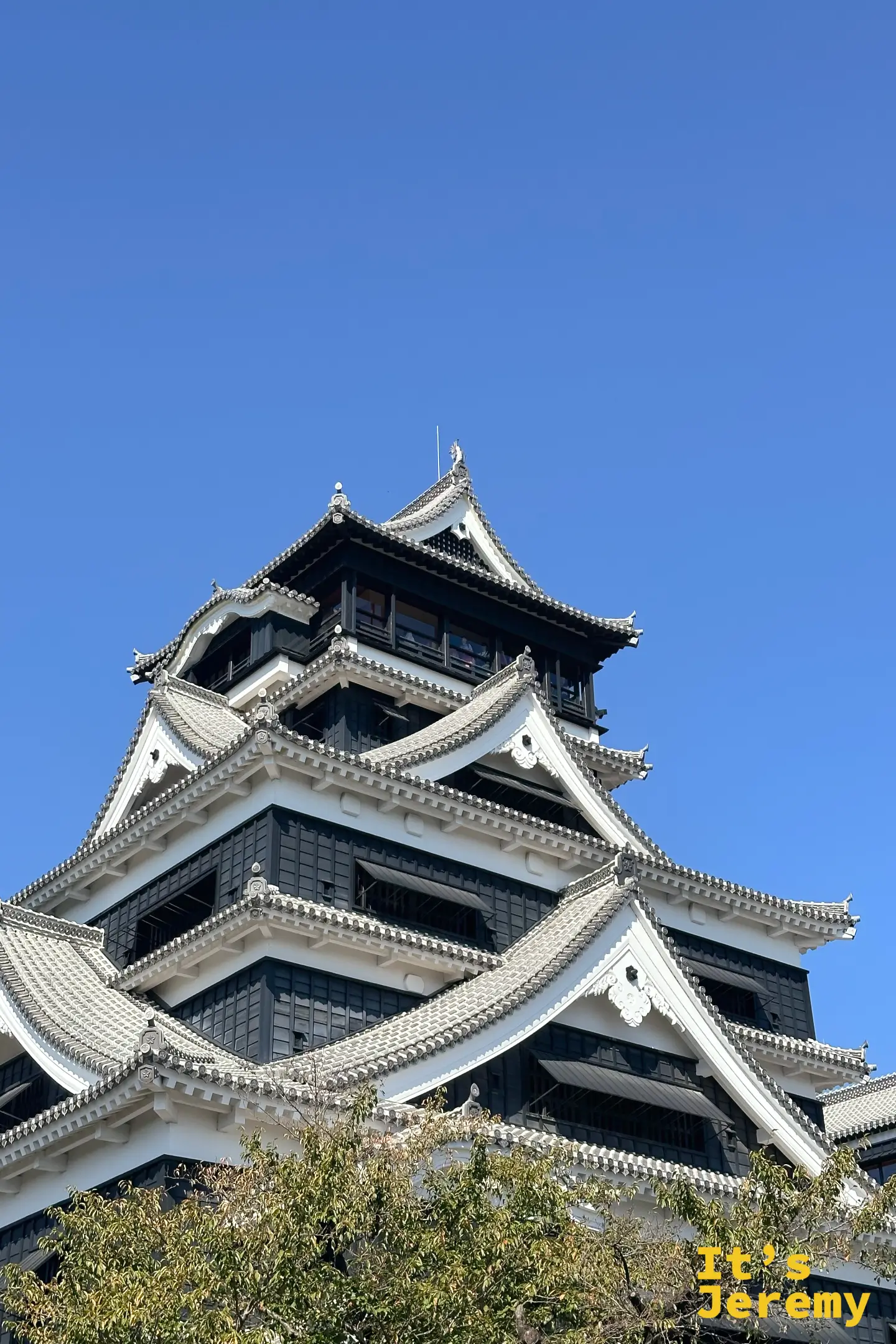 由下往上仰拍熊本城,展現武者返石垣高度