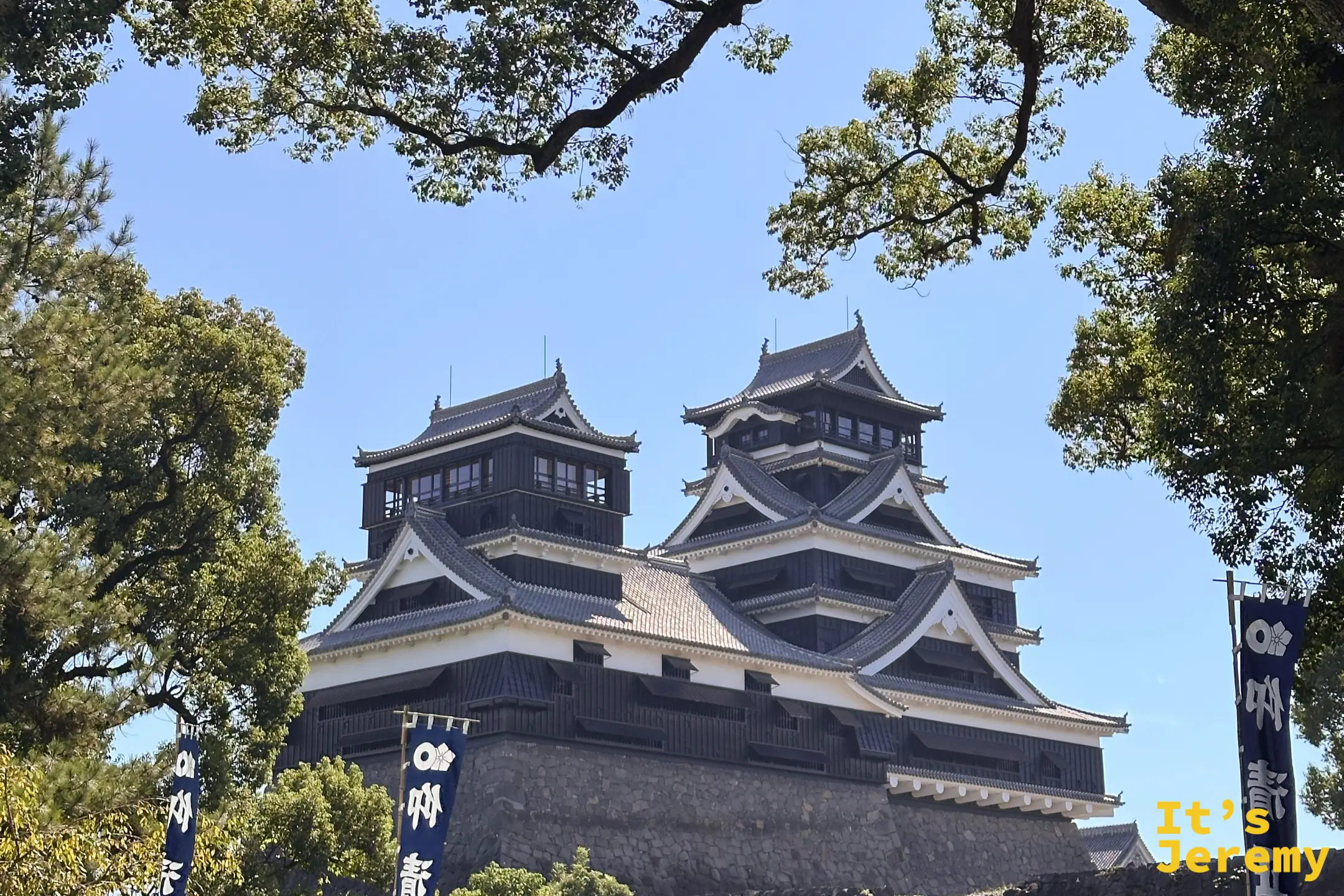 從加藤神社透過綠葉遠眺熊本城天守閣，天然相框視角