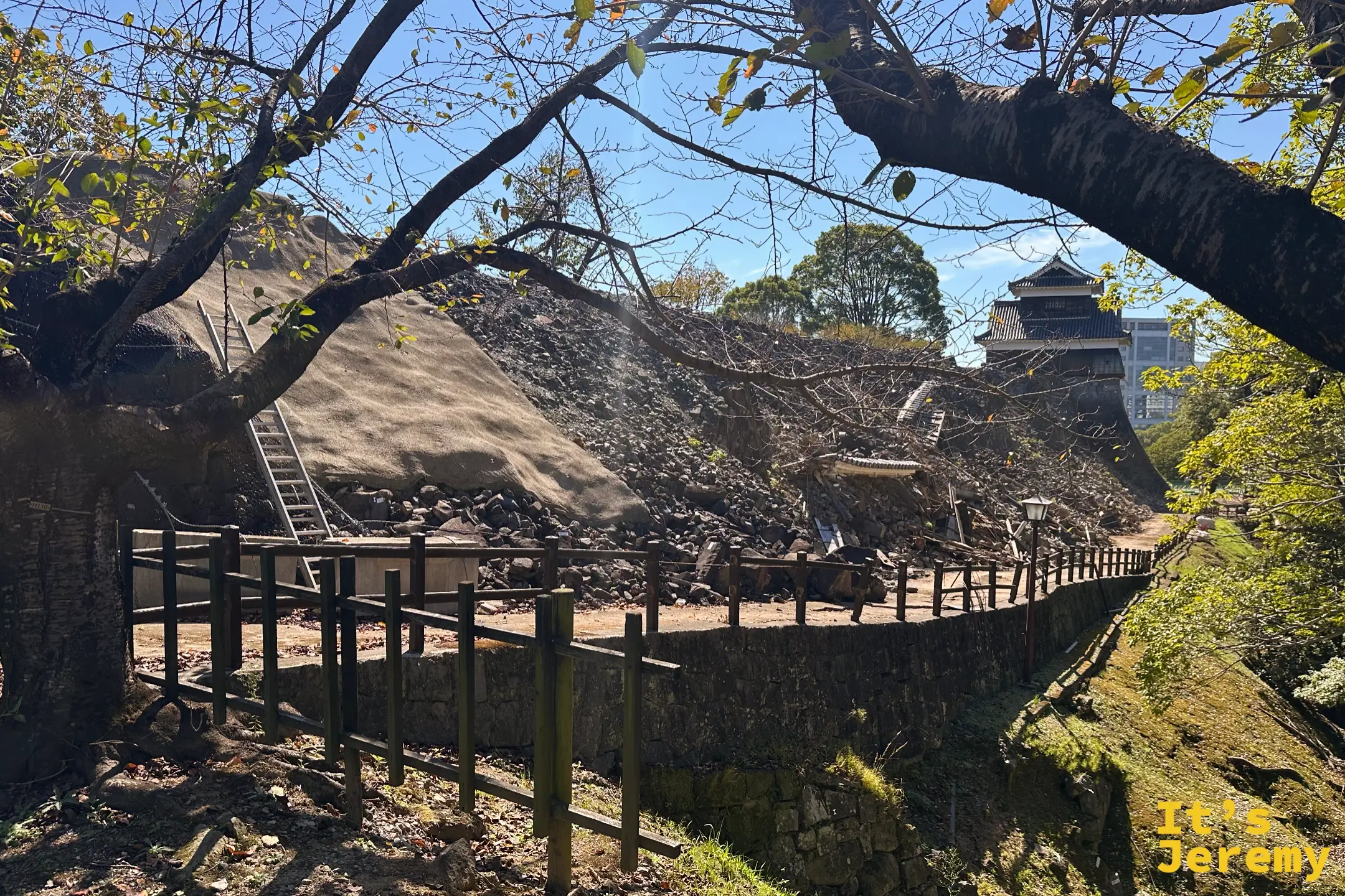熊本城正在修復中的石垣城牆,展現地震後的復原工事