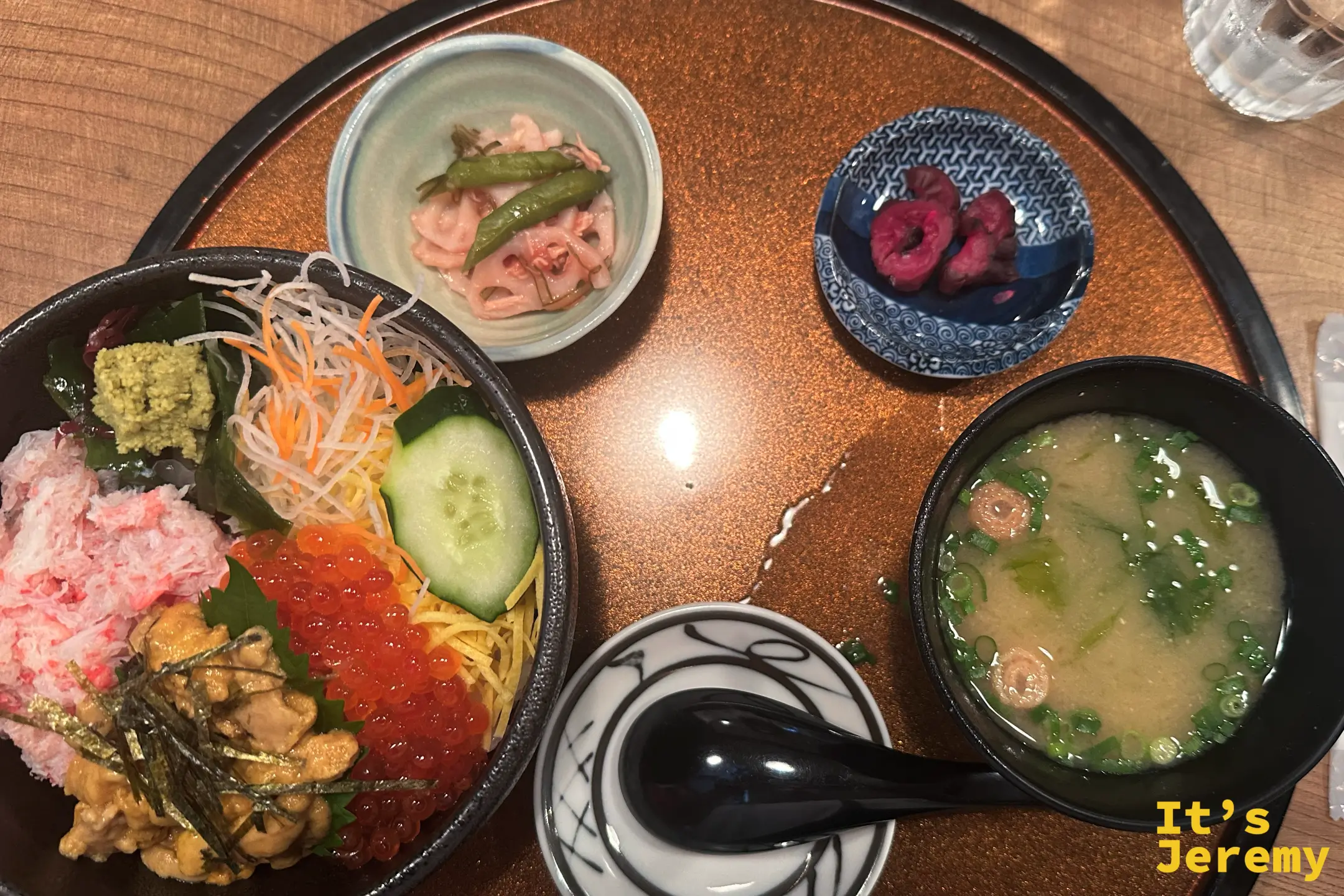 天草海まる的三色丼套餐全景，附味噌湯與小菜的日式海鮮定食