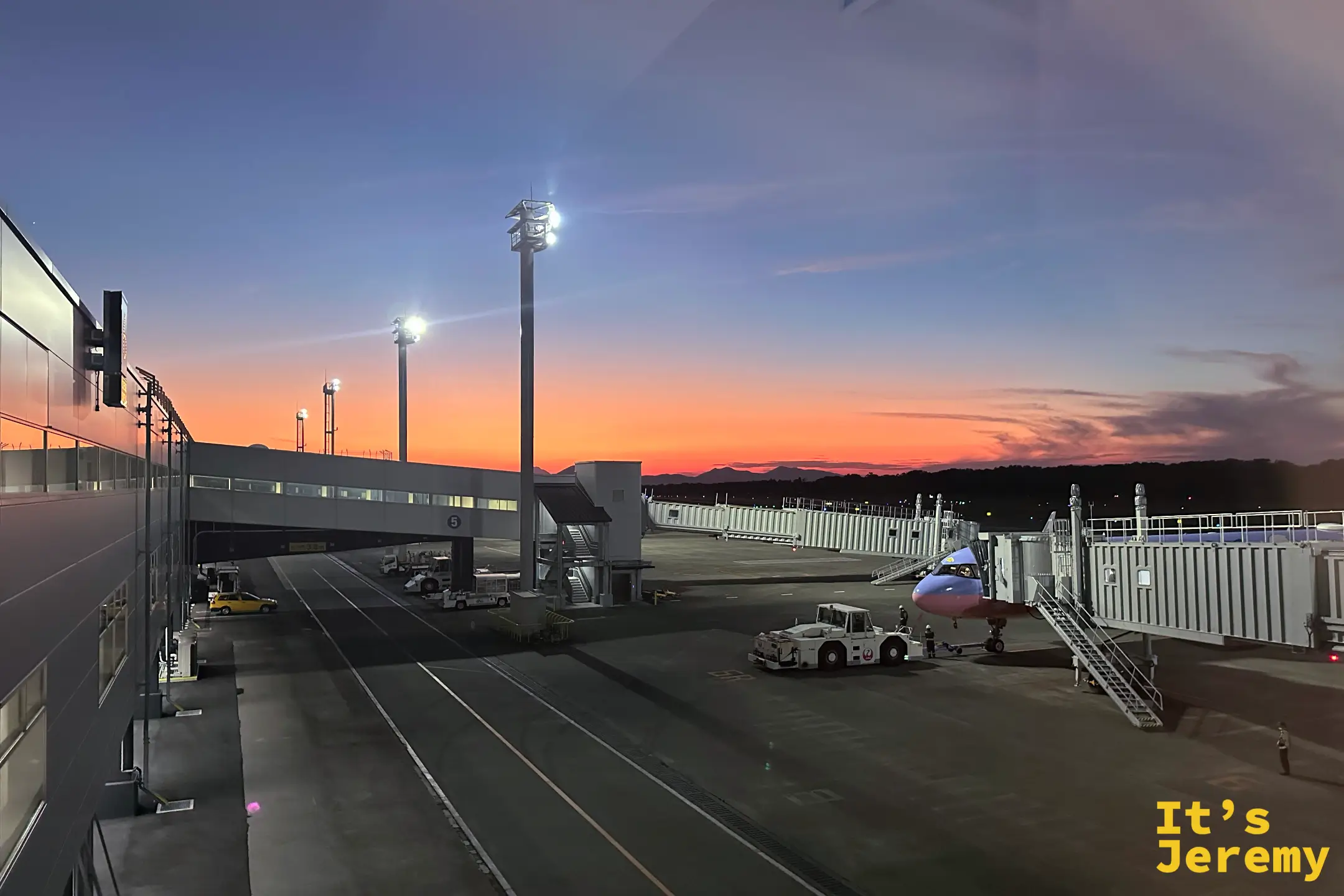傍晚阿蘇熊本機場的夕陽晚霞，遠處是阿蘇群山的輪廓