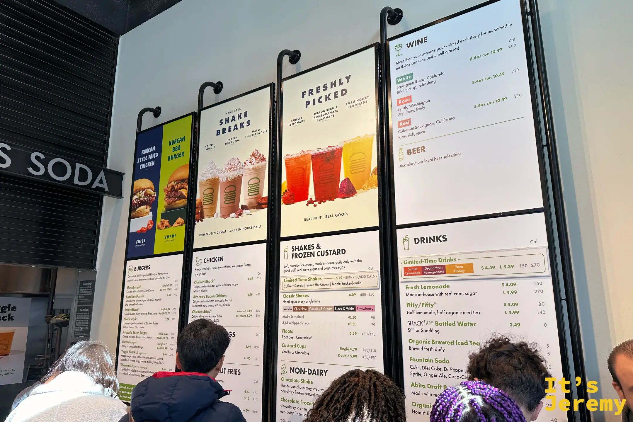 Shake Shack Hollywood 店內點餐燈箱，最左為韓式炸雞堡與韓式 BBQ 漢堡