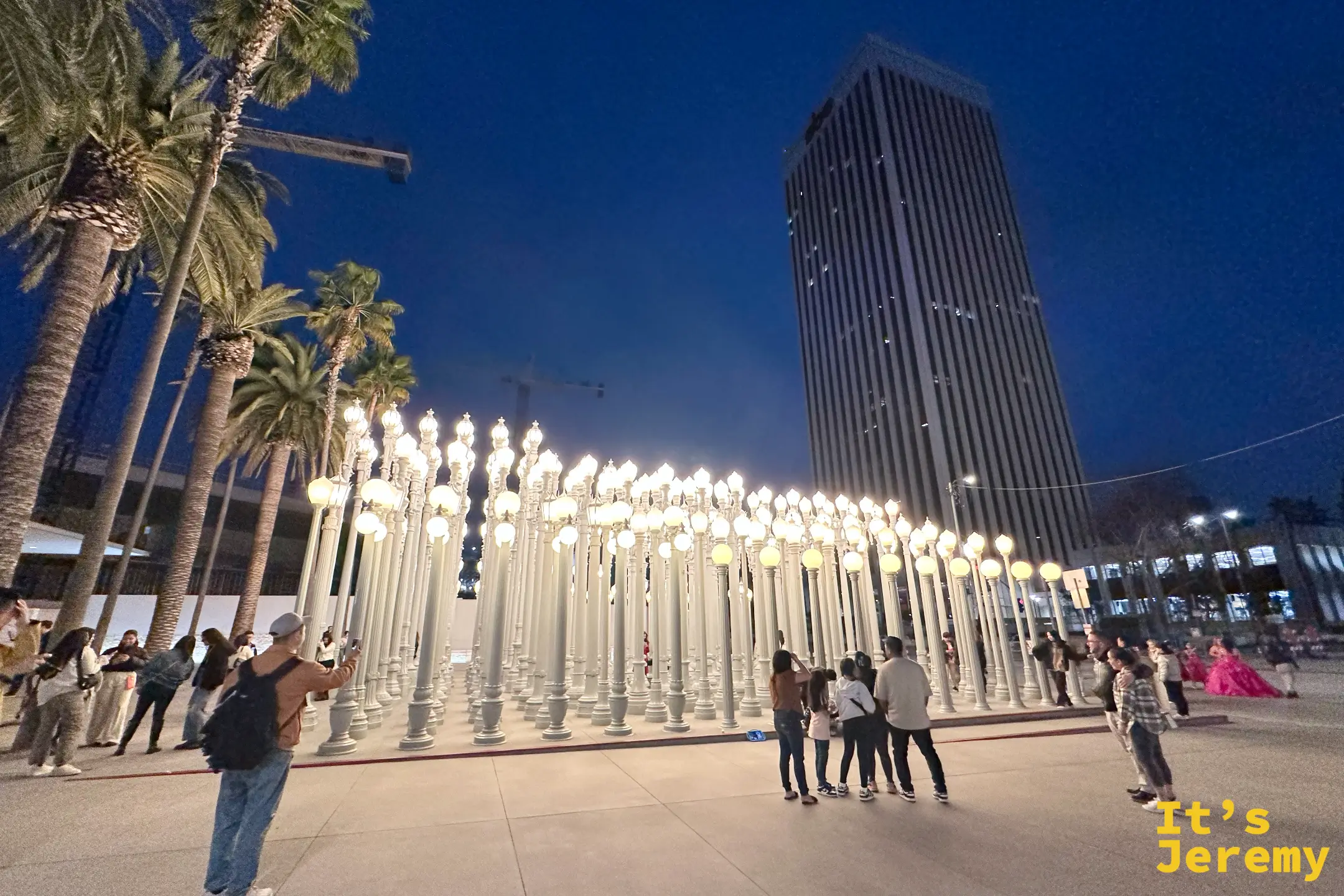 藍調時刻的 Urban Light 前，人們拍照、合影
