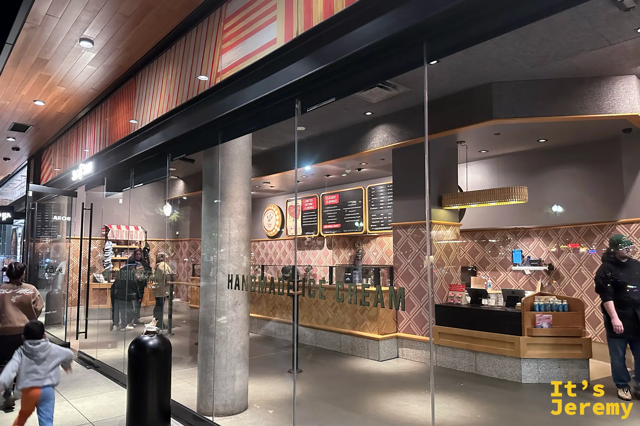 Salt & Straw Culver City 入夜店面，玻璃帷幕內可見 HANDMADE ICE CREAM 字樣與點餐區