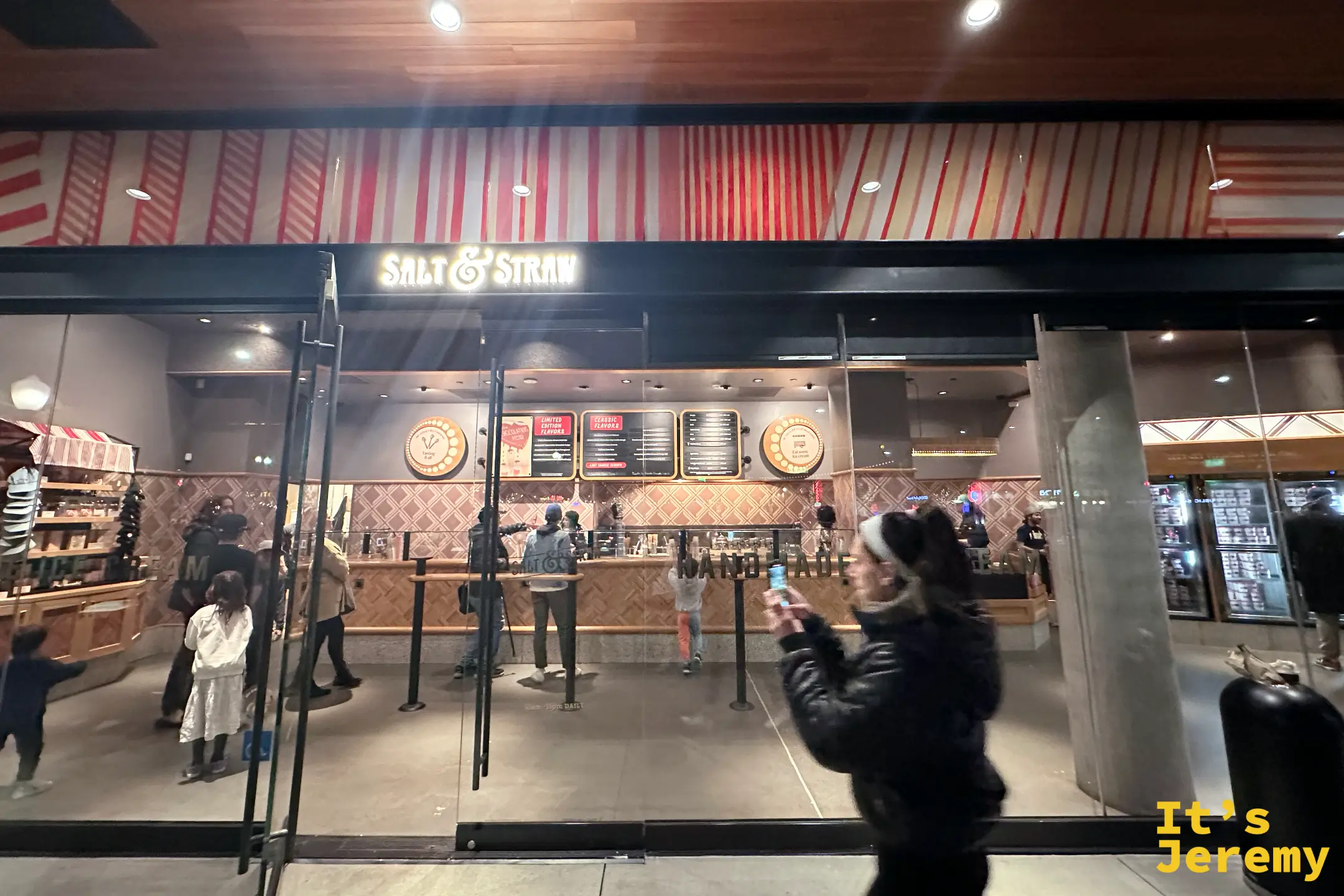 Salt & Straw Culver City 亮著木頭招牌的玻璃帷幕店面