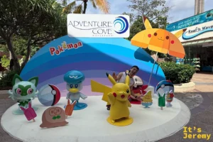 Adventure Cove 一走進園區就是寶可夢夏日主題台，皮卡丘站在正中央、立牌環繞成一圈