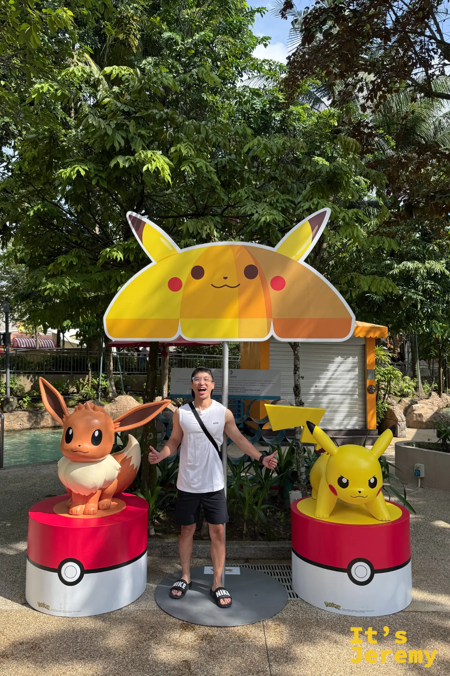 聖淘沙水上探險樂園內的皮卡丘造型遮陽傘與伊布立體模型，另一個角度