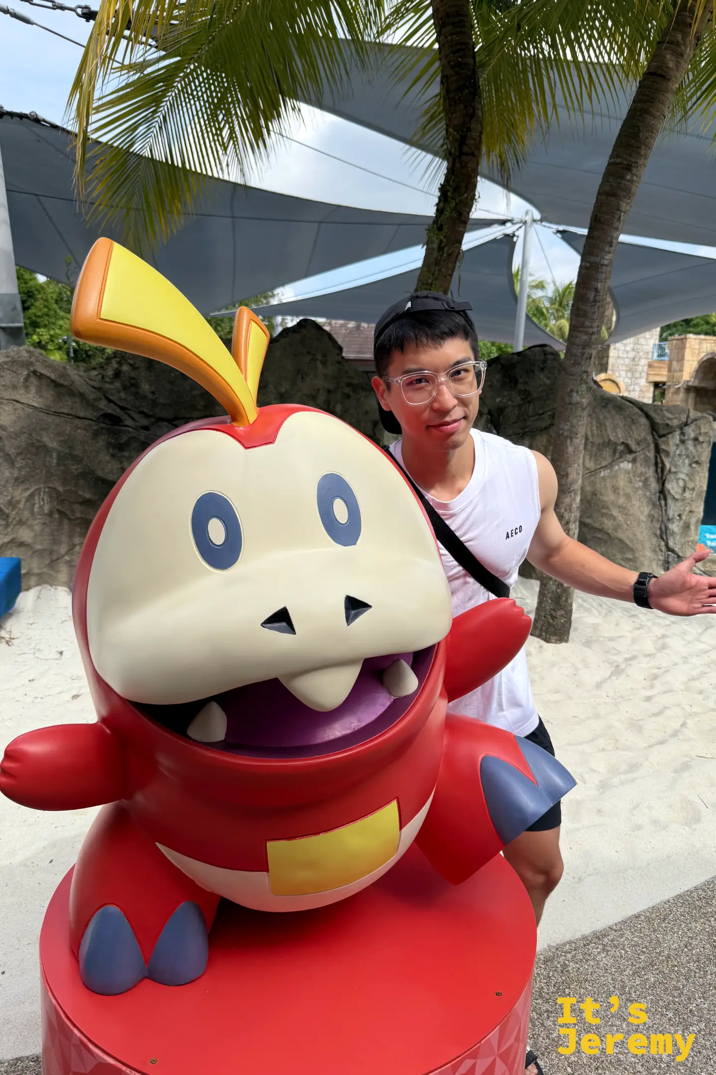 遊客與《寶可夢 朱／紫》帕底亞地區御三家火系呆火鱷立體公仔合照
