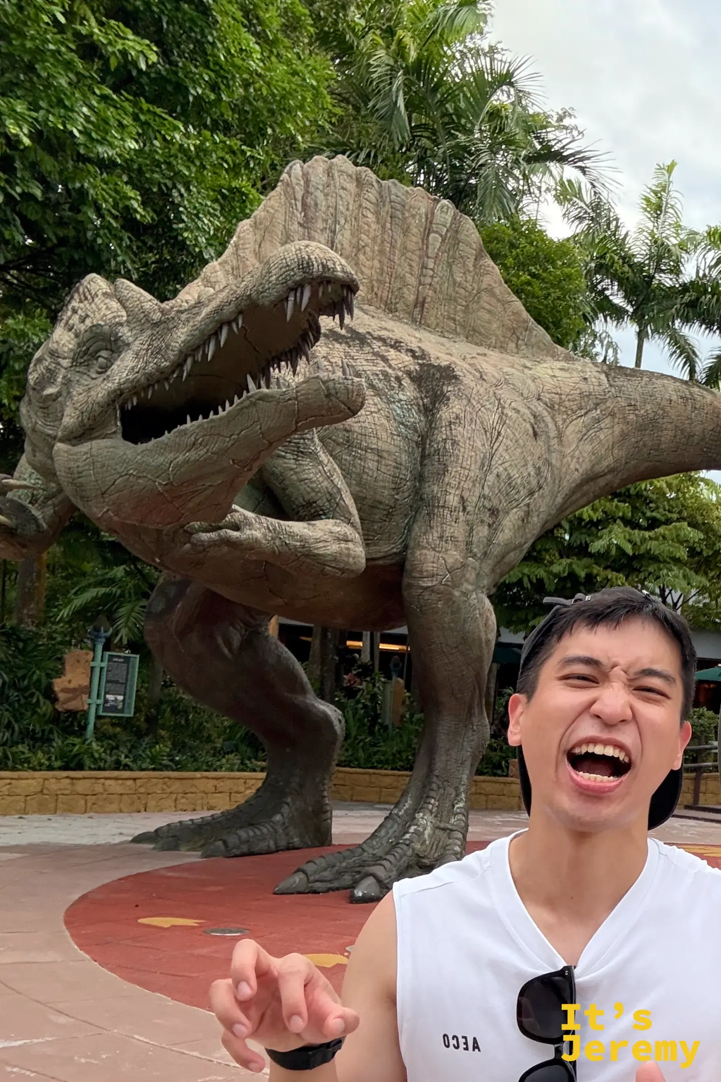侏羅紀河流探險途中的巨型暴龍 T-Rex 模型