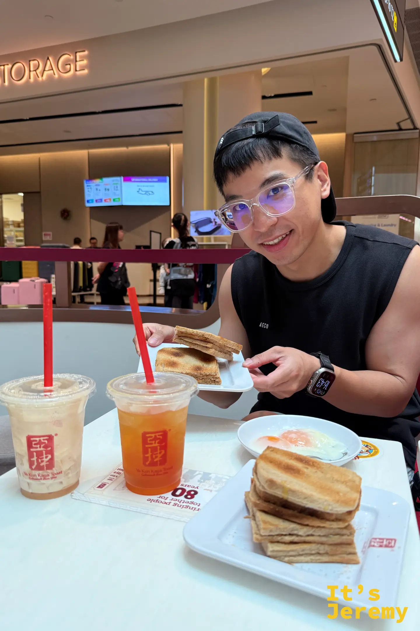 遊客在星耀樟宜亞坤門市內，準備品嚐炭烤吐司並開心對鏡頭合影