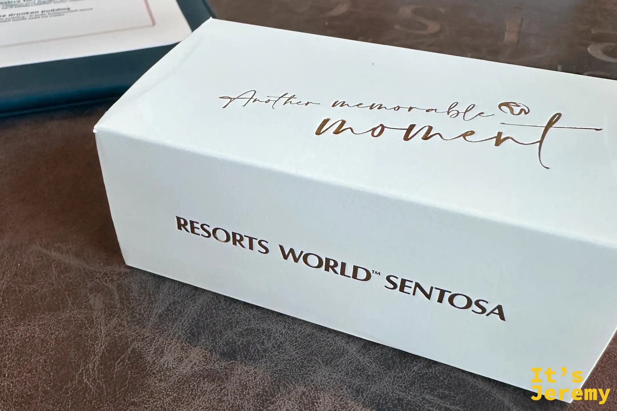 印有 Resorts World Sentosa 標誌的精緻白色禮盒