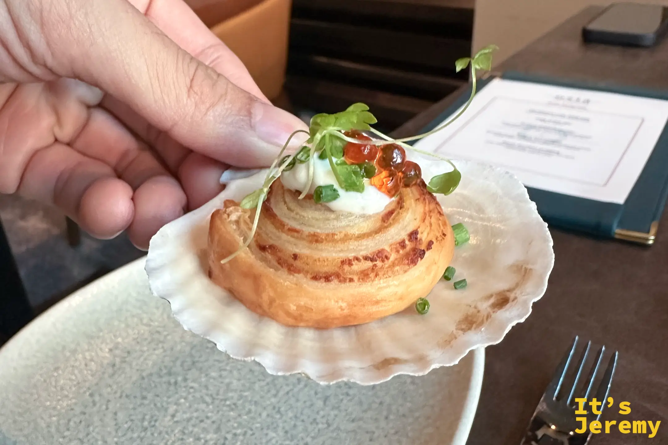 Osia 餐廳以天然扇貝殼盛裝的精緻海鮮前菜