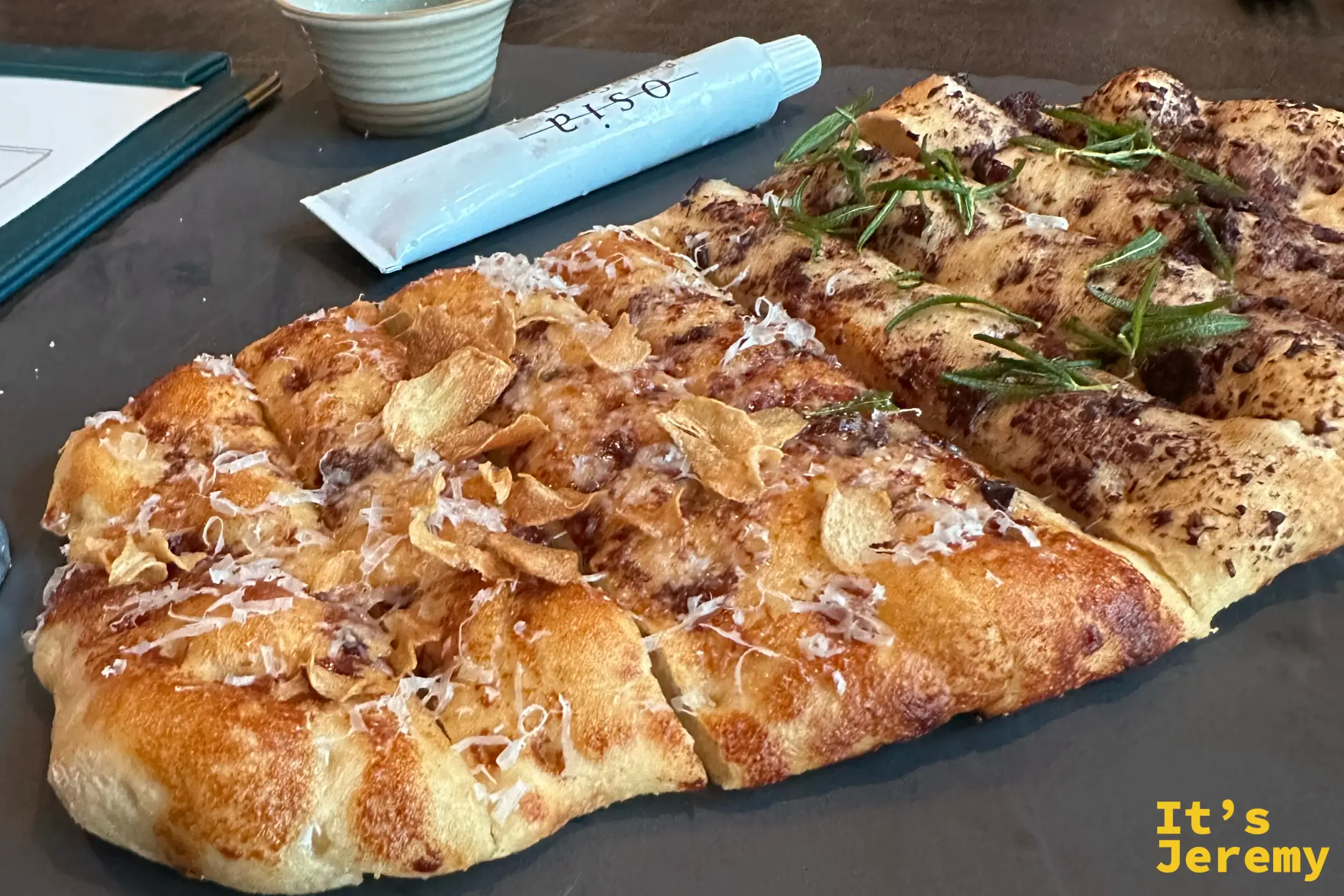 Osia 標誌性的石爐烘烤扁麵包 Stone Hearth Flatbread，口感酥脆