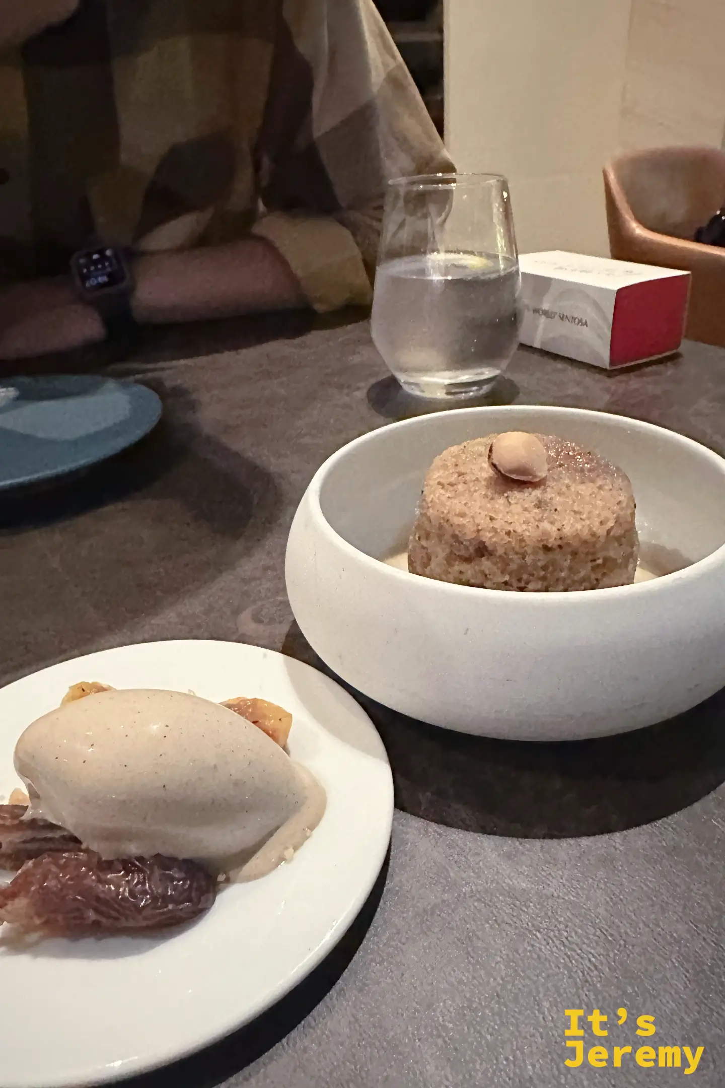 Osia 的招牌甜點太妃糖椰棗布丁、白蘭地焦糖奶油醬、Wattle Seed 冰淇淋