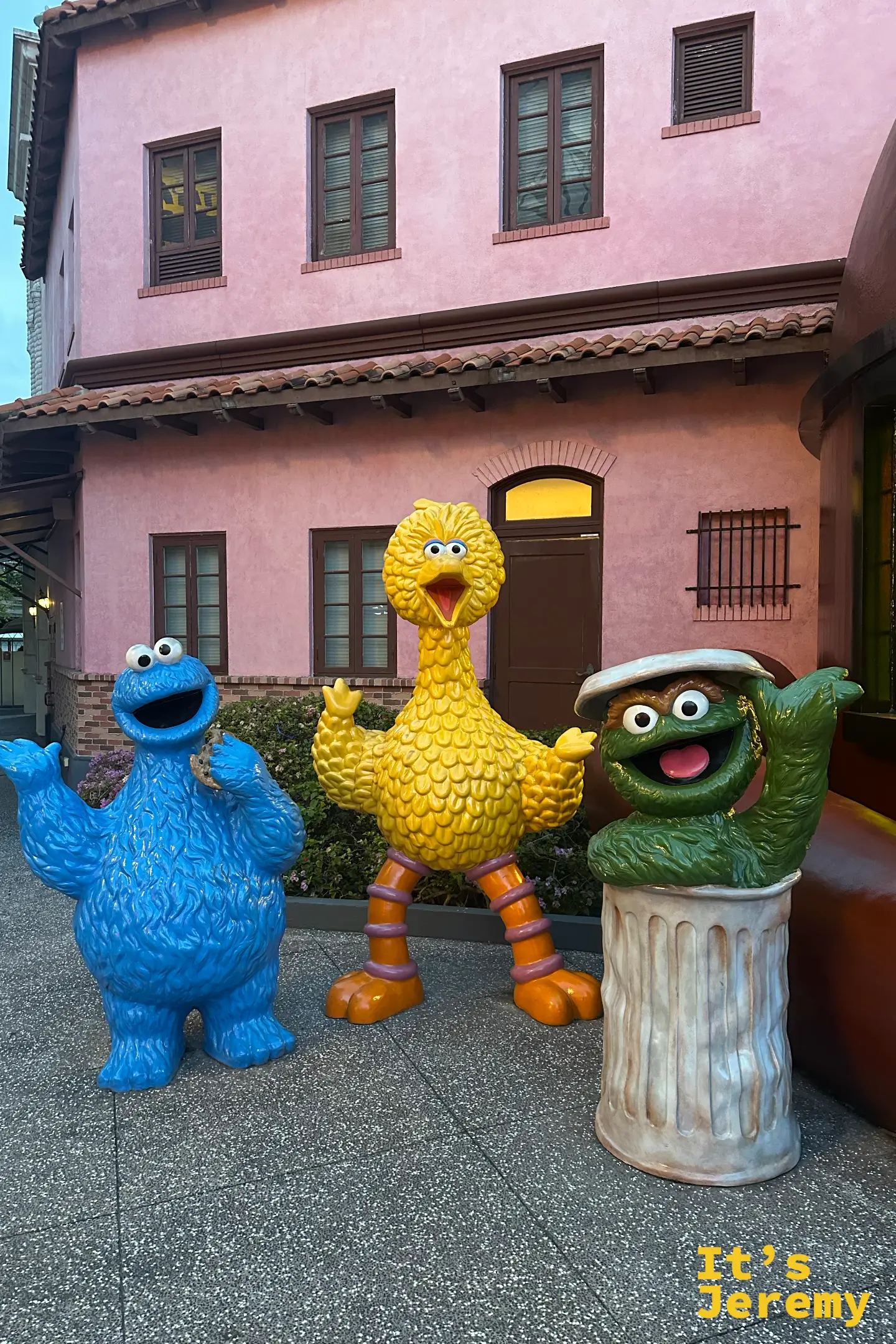 芝麻街主題拍照點的大鳥 Big Bird 與奧斯卡公仔