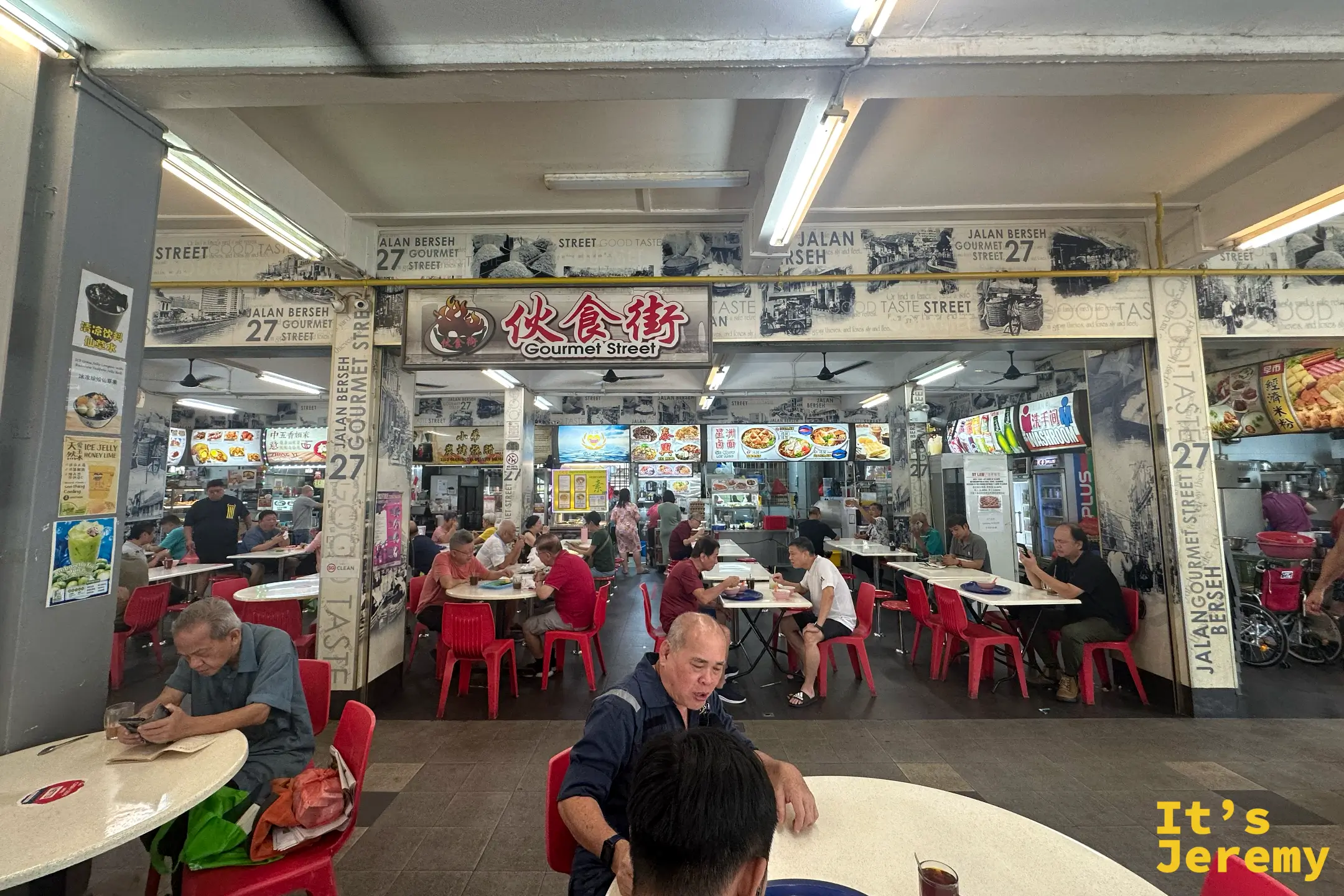 結霜橋叻沙所在的傳統南洋 Kopitiam，高挑空間擺著圓桌與紅色靠背椅