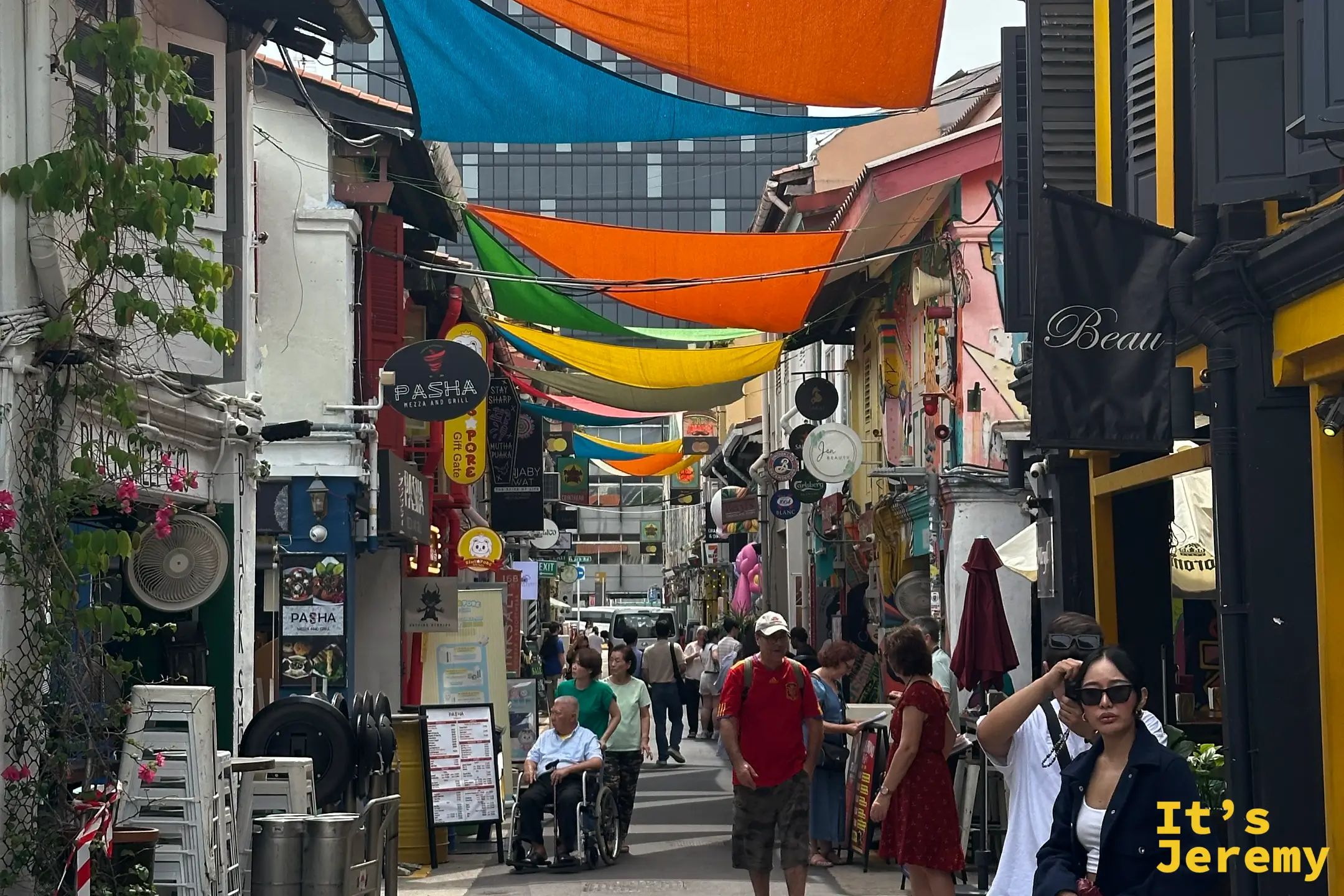 哈芝巷兩側掛著彩色布幔，牆上滿是壁畫與各式小店
