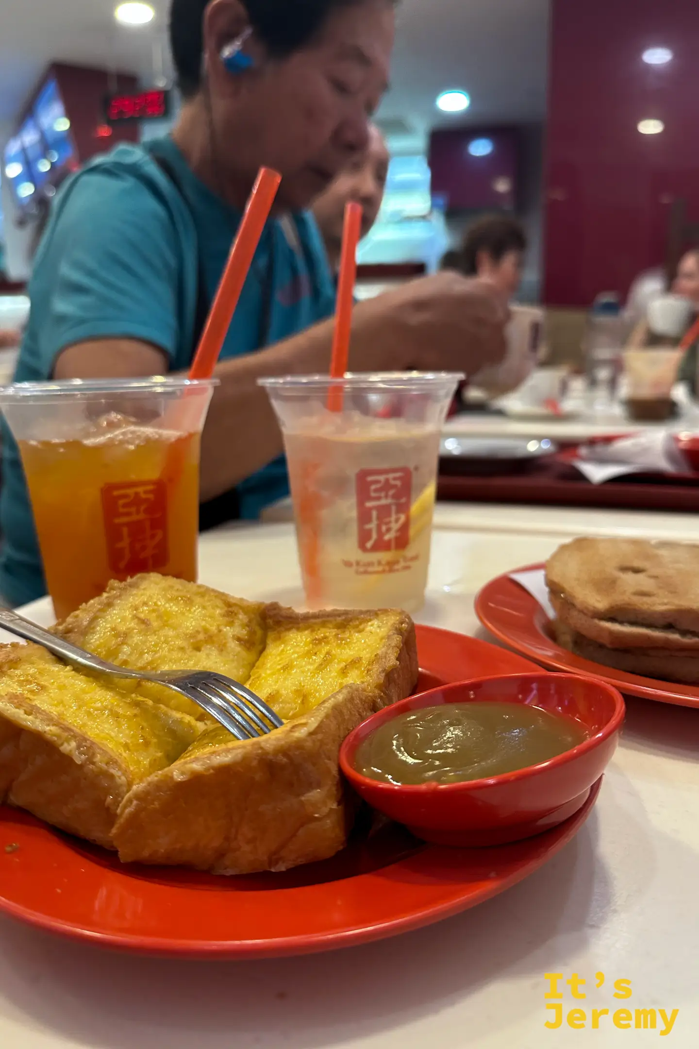 吸飽蛋液煎至蓬鬆的法式吐司特寫，前方是濃稠的綠色斑蘭咖椰醬