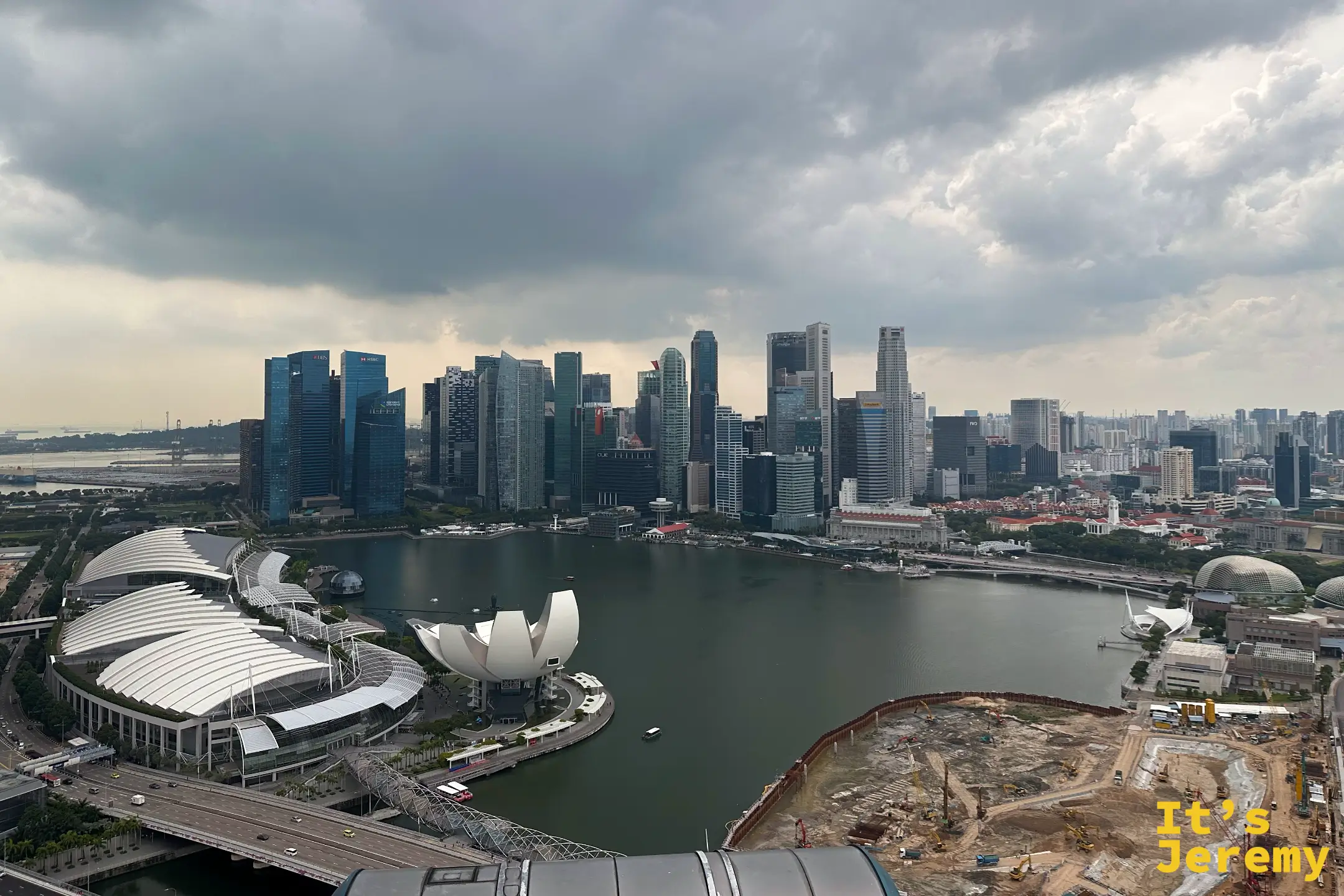 從新加坡摩天觀景輪高處俯瞰,F1 賽道、濱海灣花園的雙溫室與擎天樹盡收眼底
