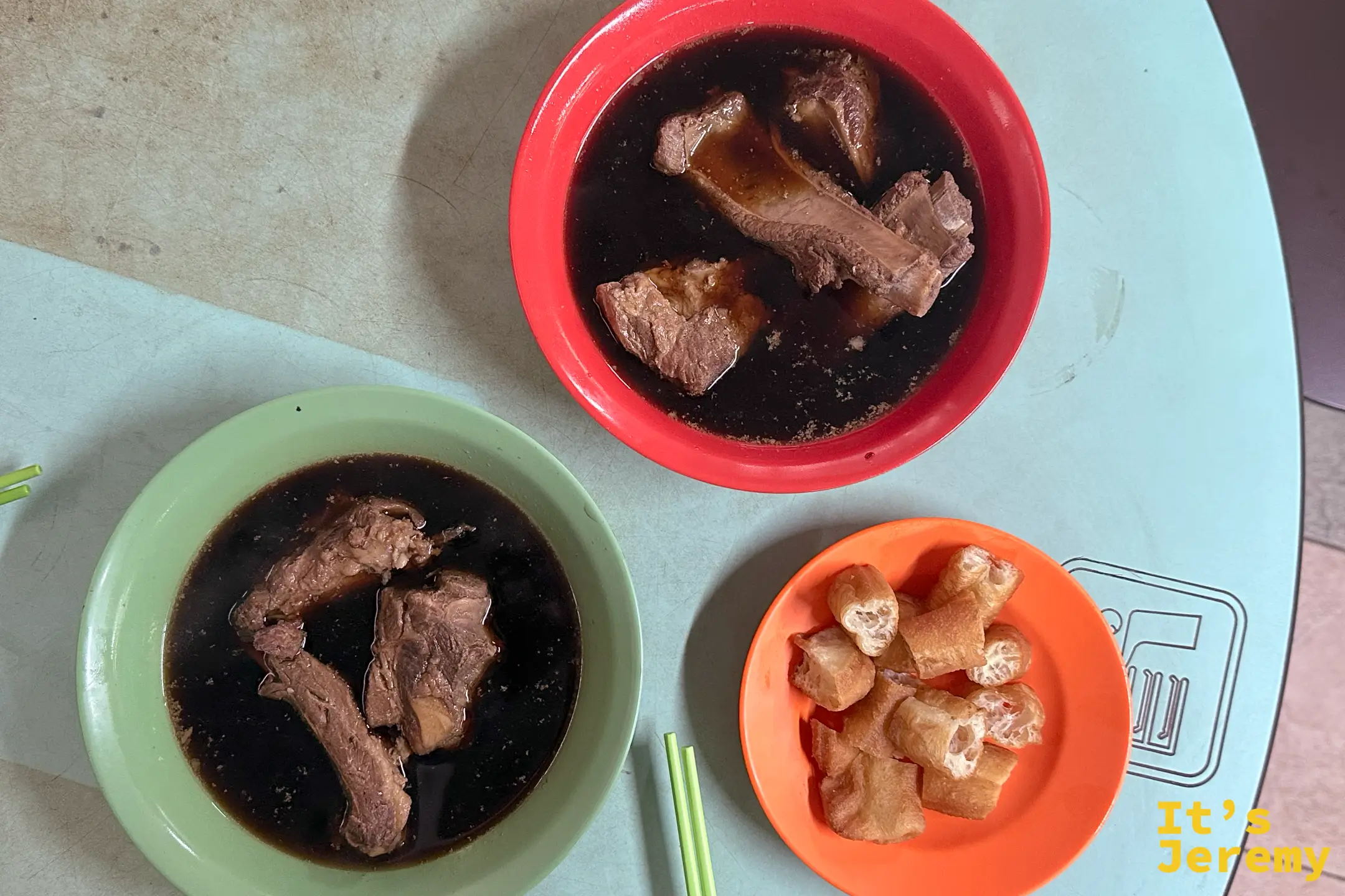一碗黑湯肉骨茶配一盤酥脆油條，是最道地的牛車水吃法