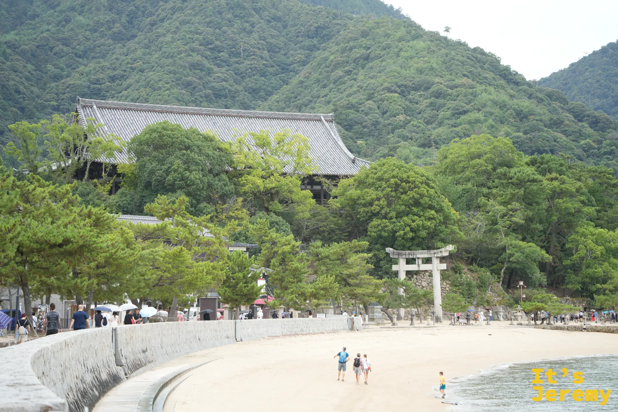 宮島沿岸沙灘，遠處是嚴島神社入口的鳥居