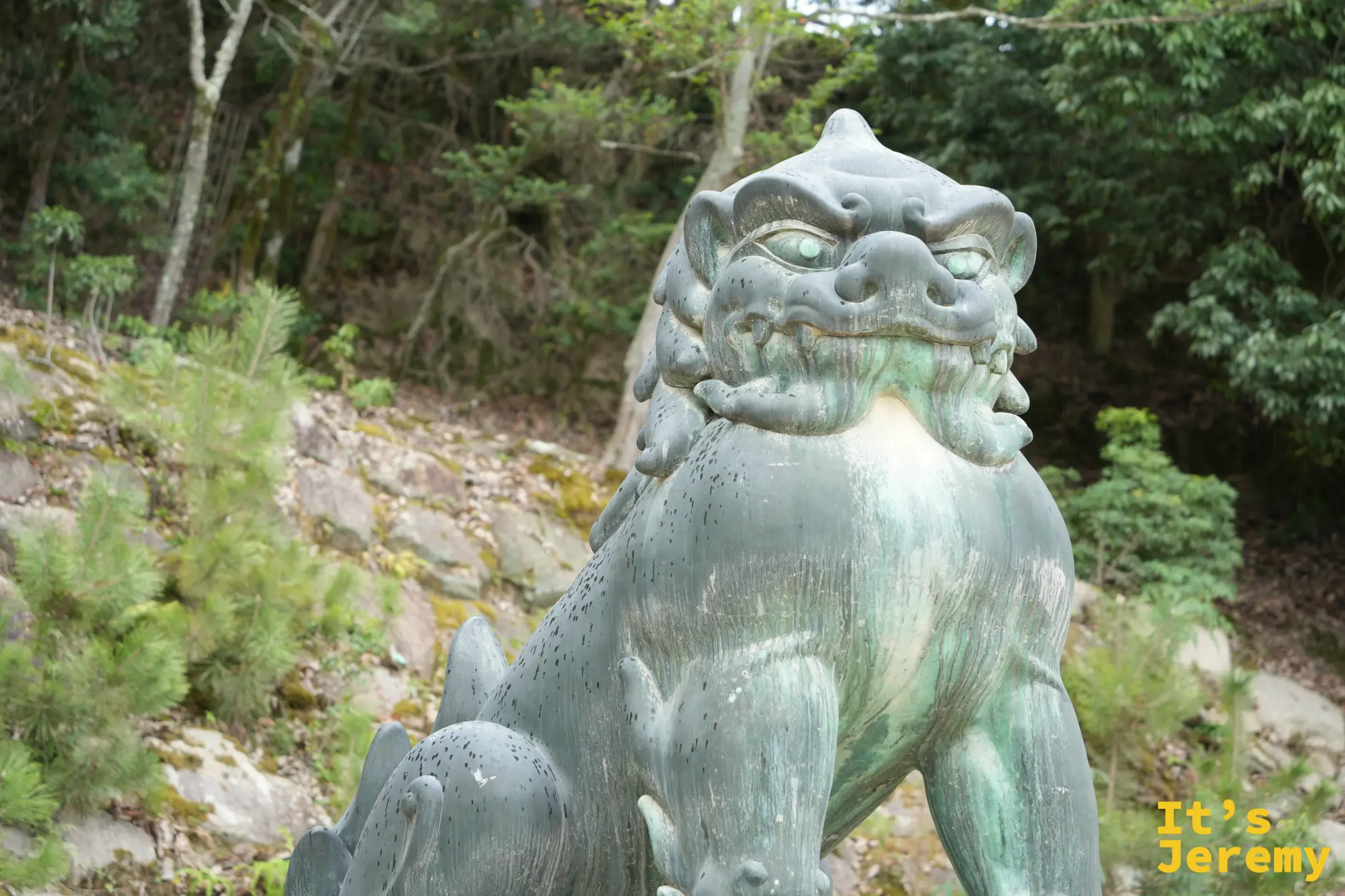 嚴島神社入口鳥居旁的石獅子