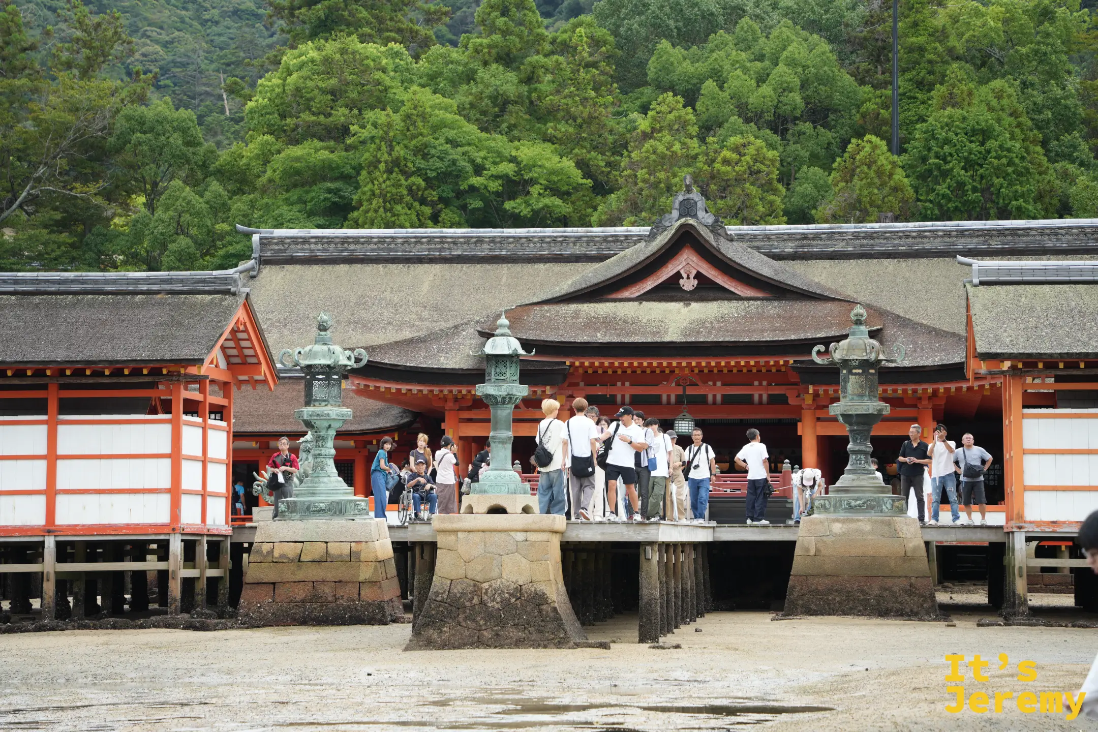 背對大鳥居往嚴島神社拍攝