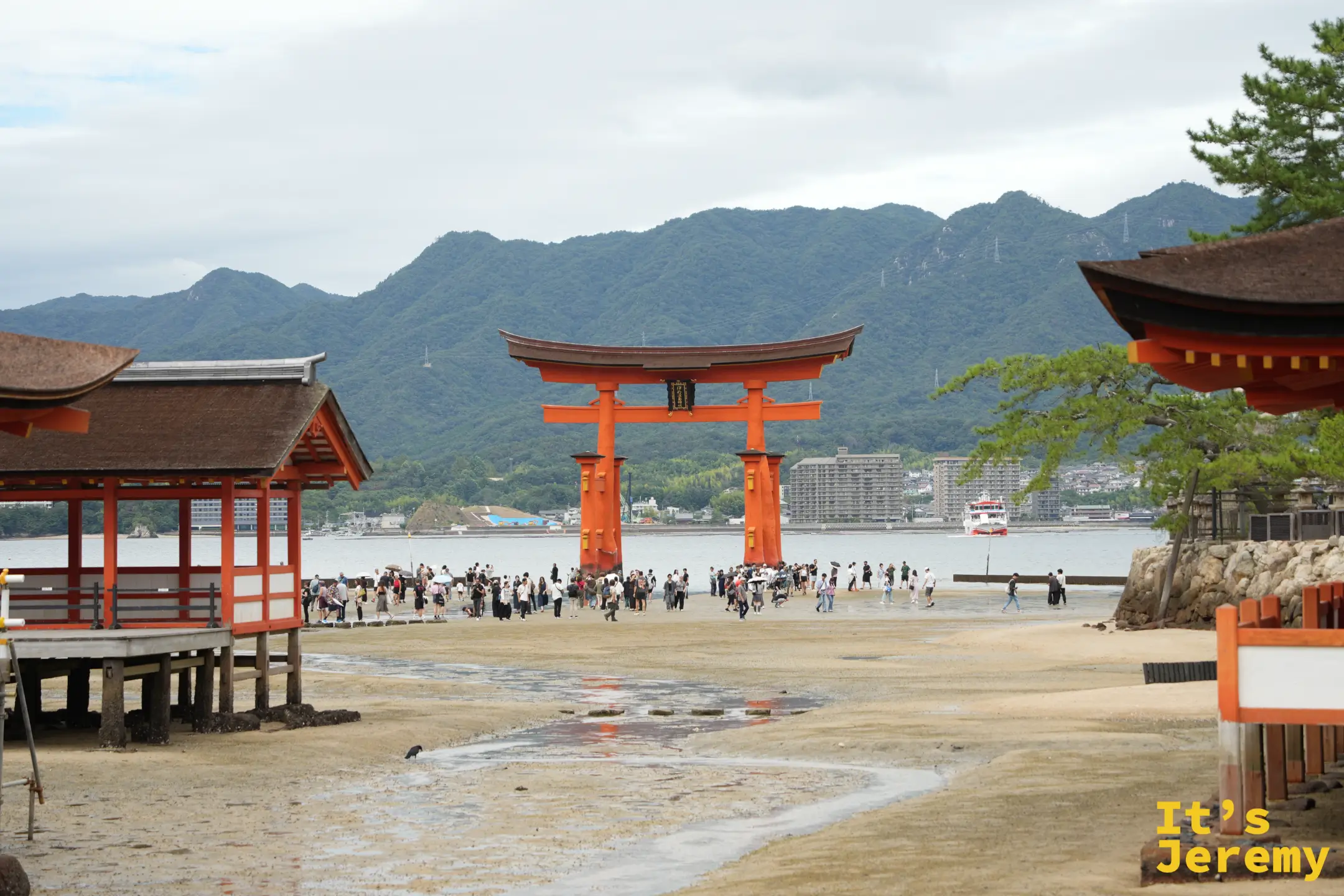 從嚴島神社內往大鳥居方向拍攝