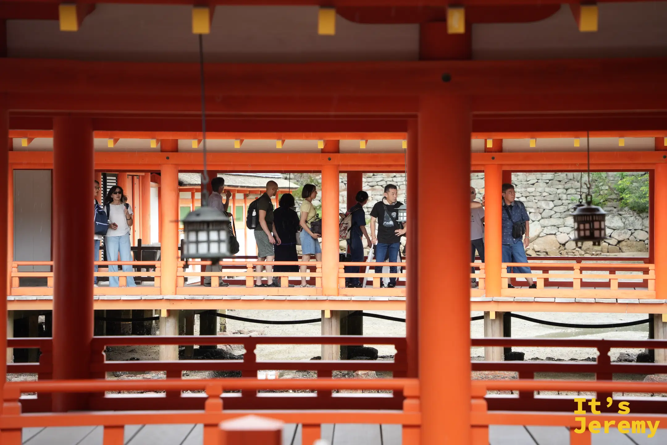 嚴島神社的迴廊與遊客