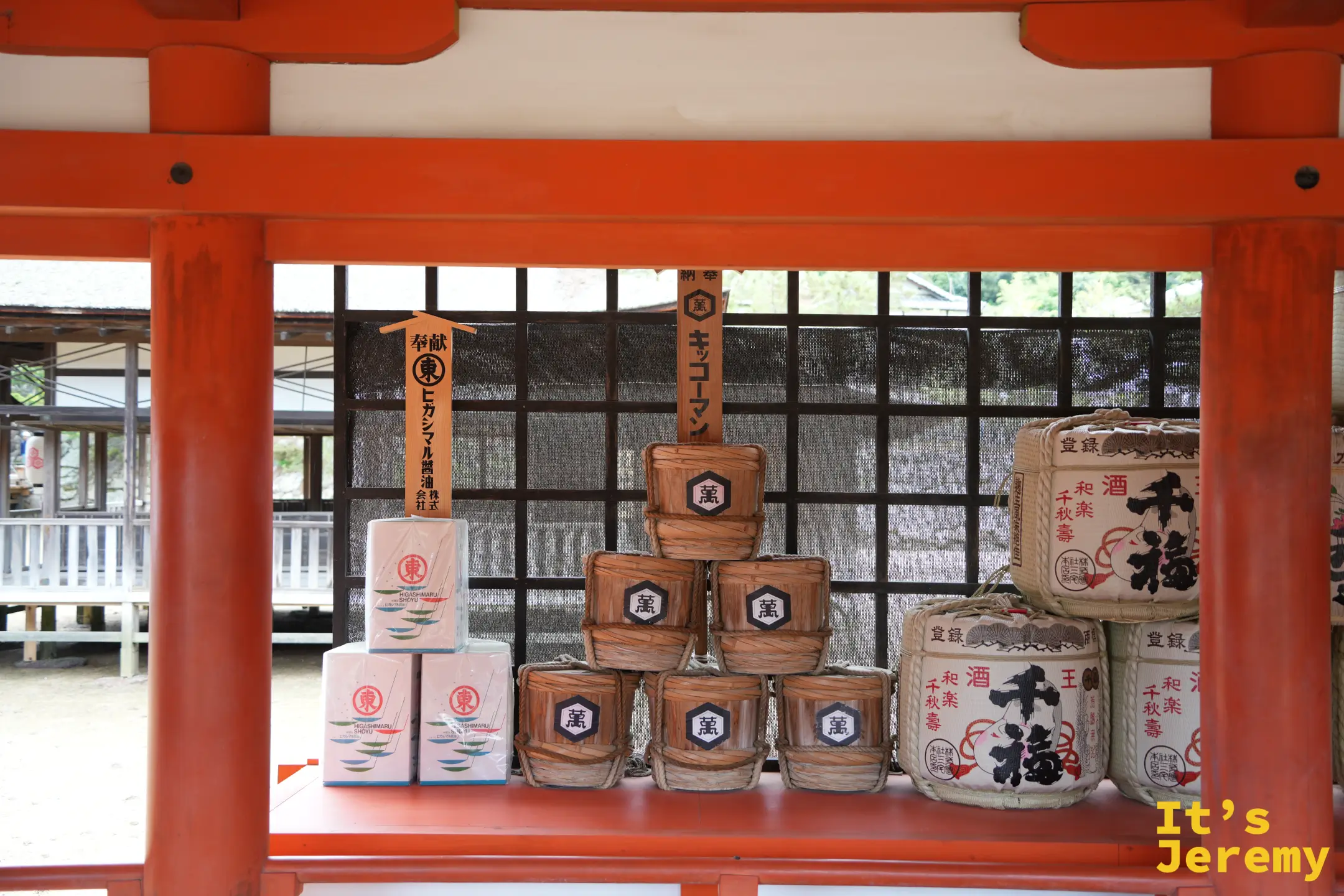 嚴島神社內的奉納酒樽牆