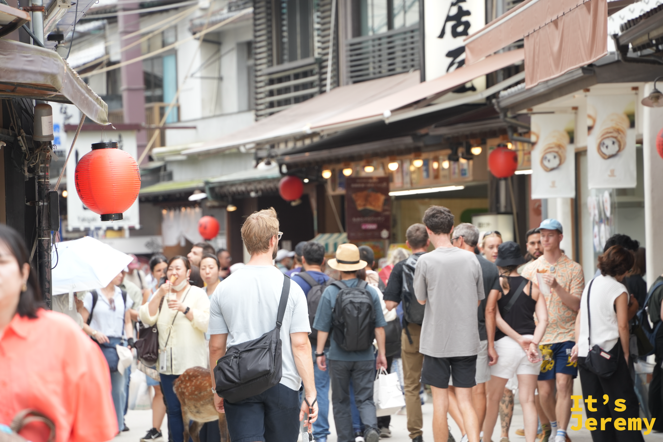 表參道商店街上來往的遊客