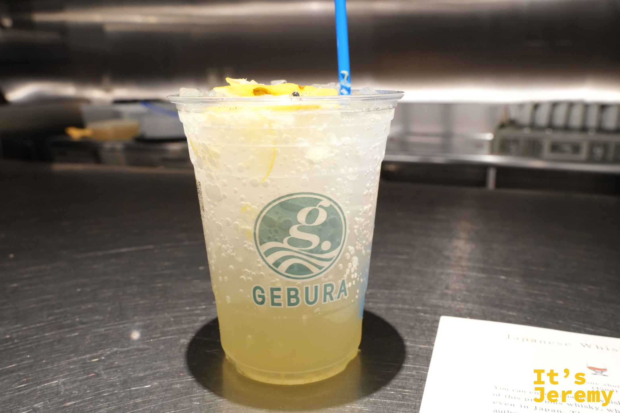 杯裡泡著檸檬片的廣島檸檬蘇打