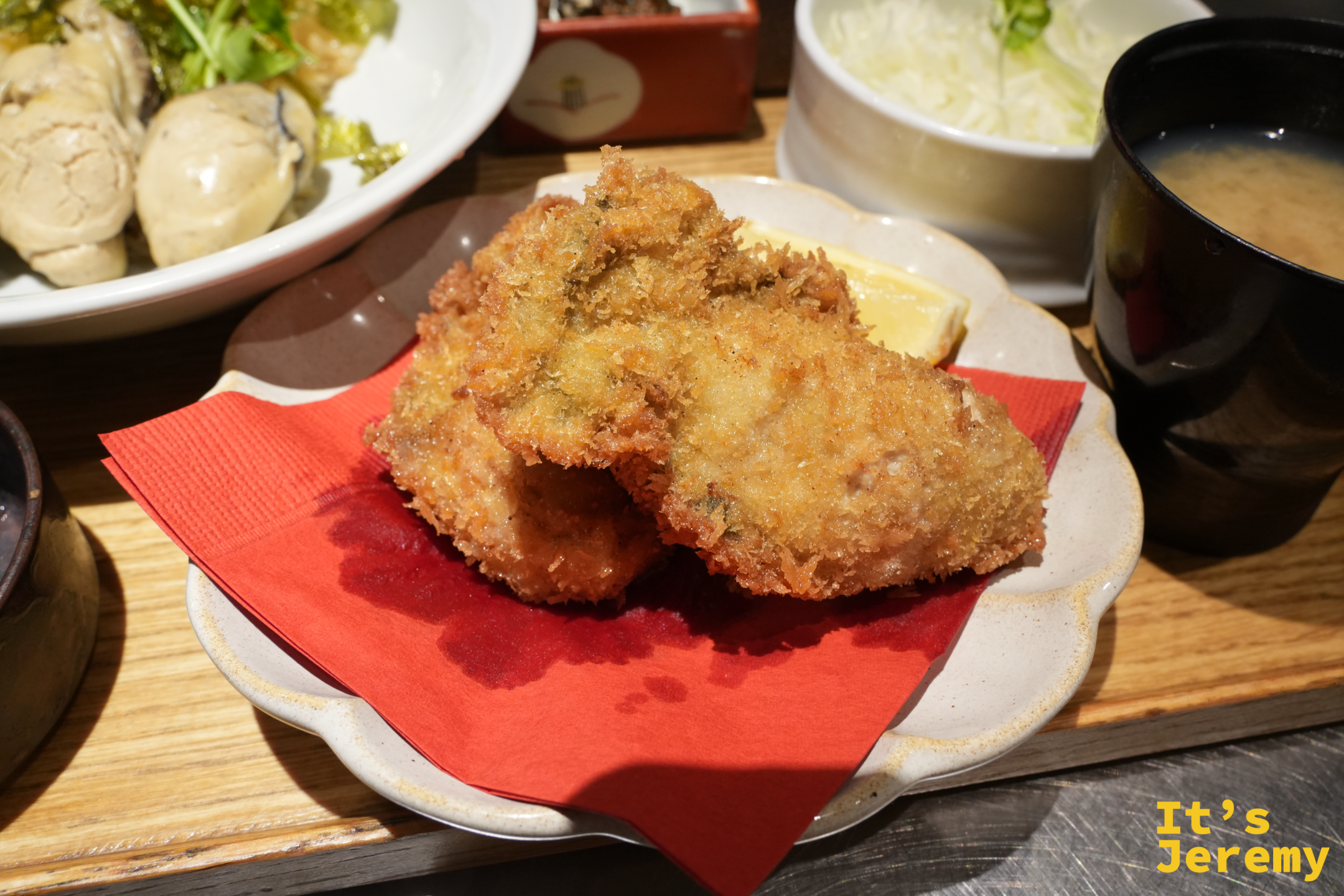 特選牡蠣屋定食裡的炸牡蠣，兩顆又大又厚