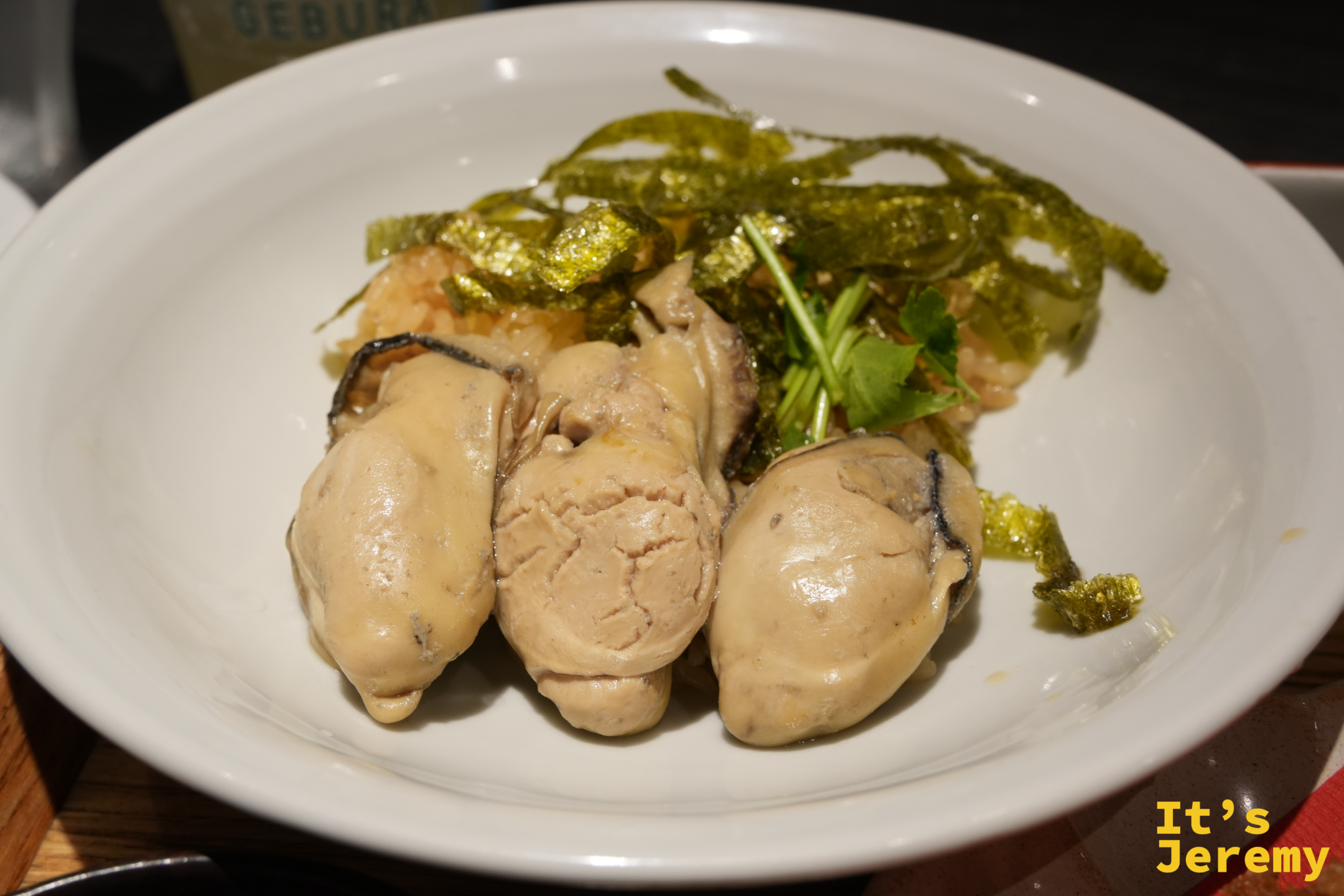 特選牡蠣屋定食的牡蠣炊飯，上面鋪滿牡蠣與海苔絲