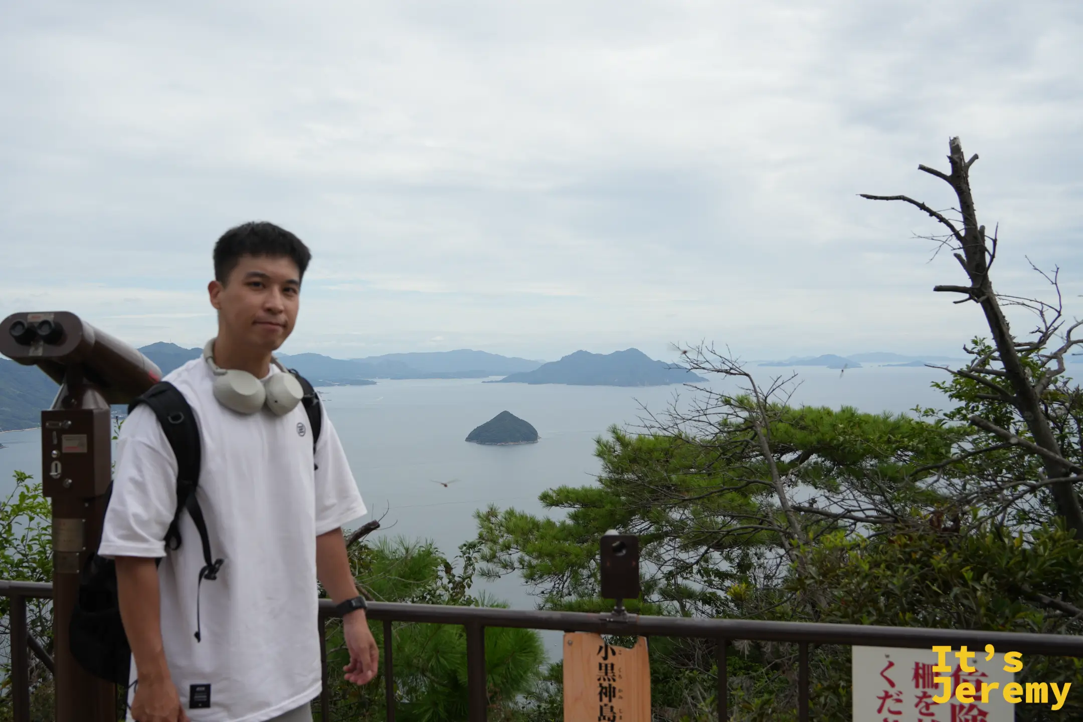 Jeremy 與獅子岩展望台的風景合照