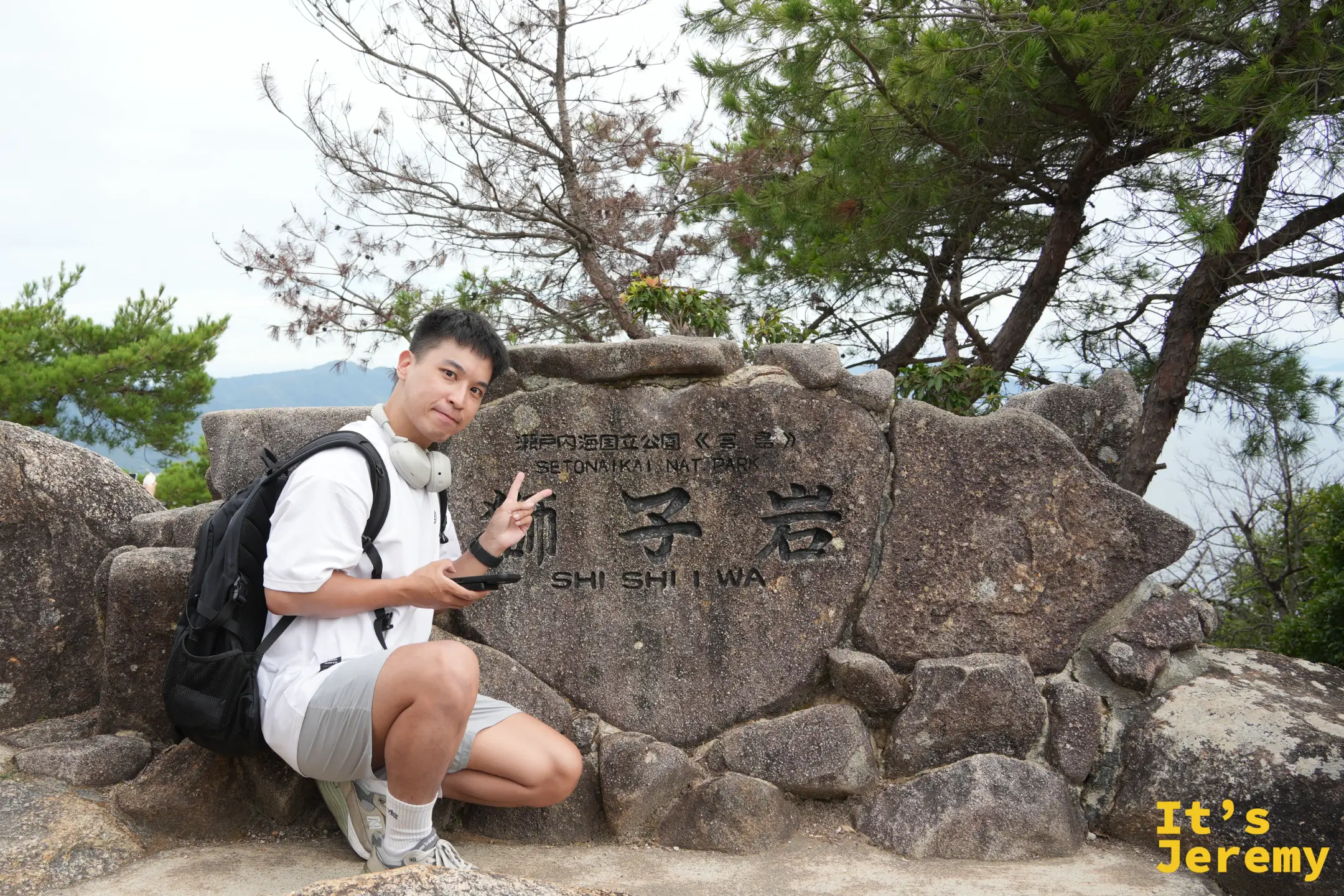Jeremy 與獅子岩展望台標誌合照