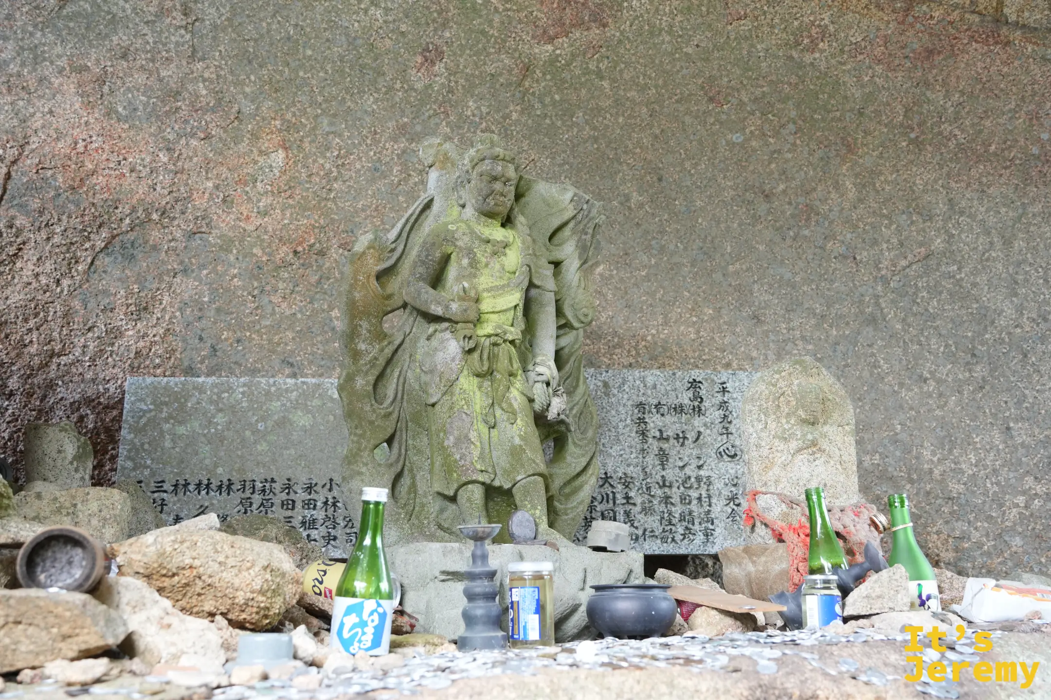 不動岩石洞裡供奉的不動明王像