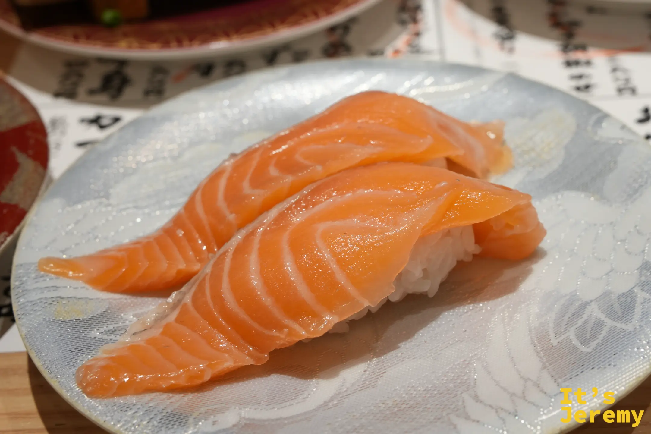 厚切鮭魚握壽司,魚肉切得很厚