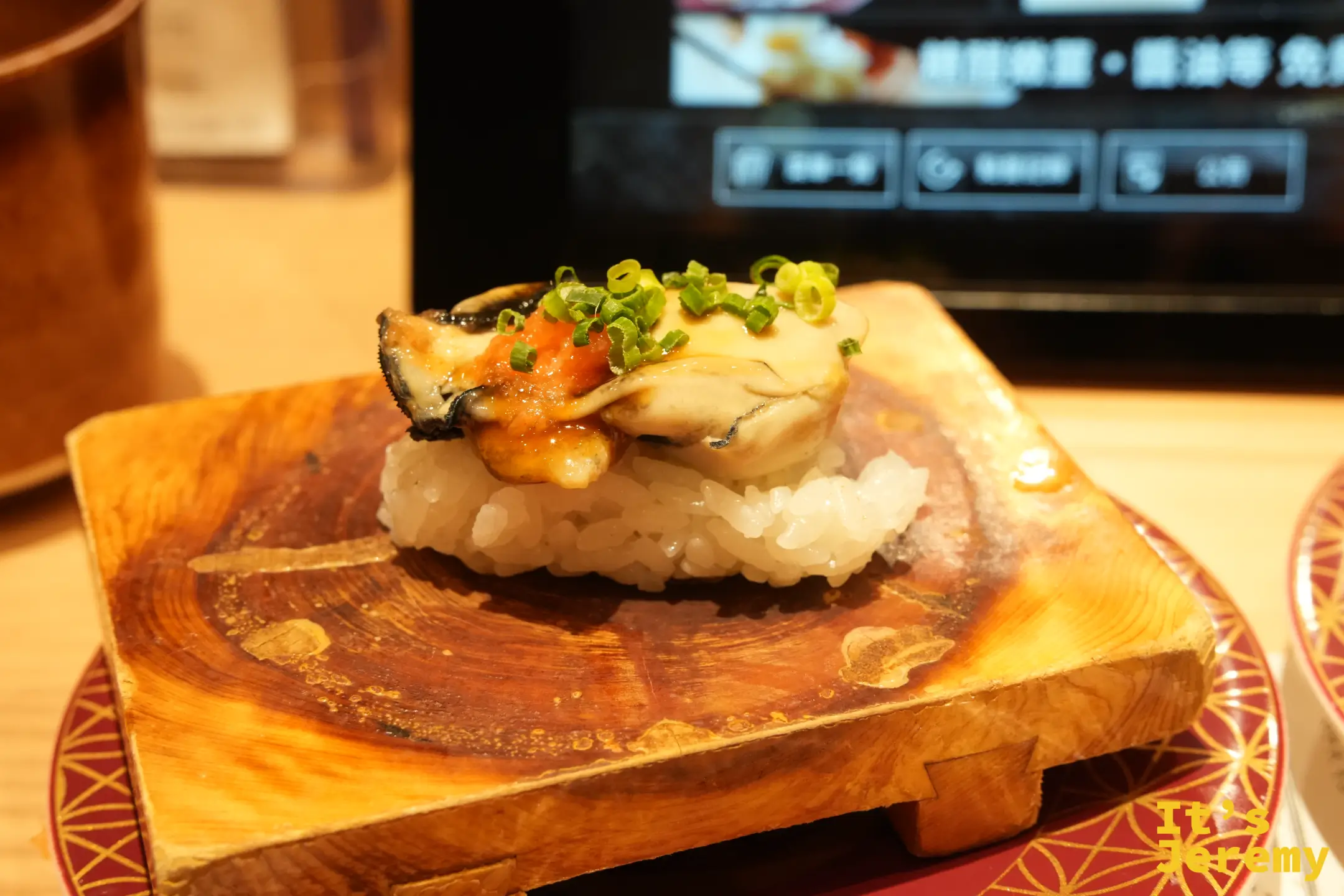 廣島蒸牡蠣握壽司,一顆飽滿的牡蠣放在醋飯上