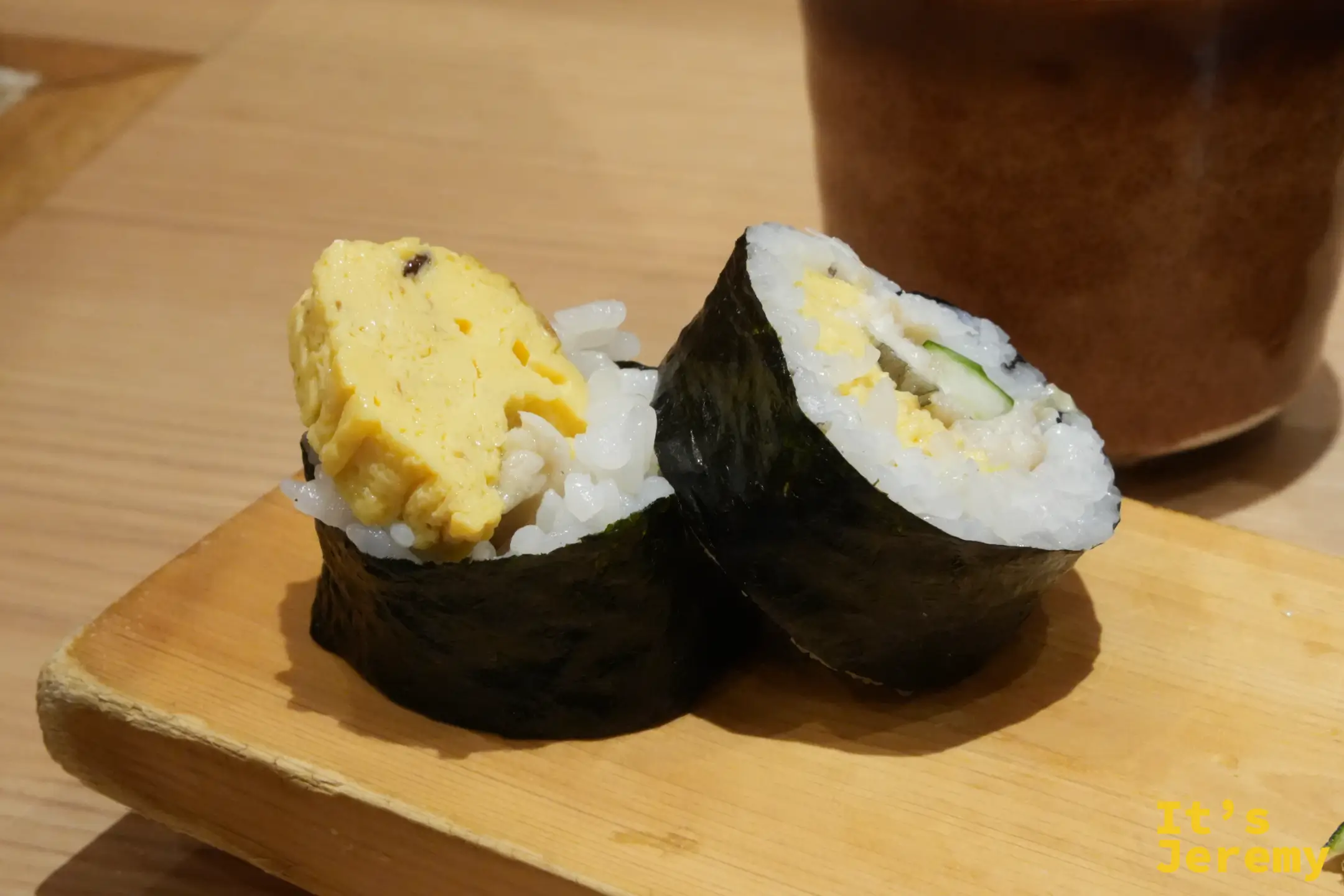 星鰻黃瓜卷,切成小段排在盤上