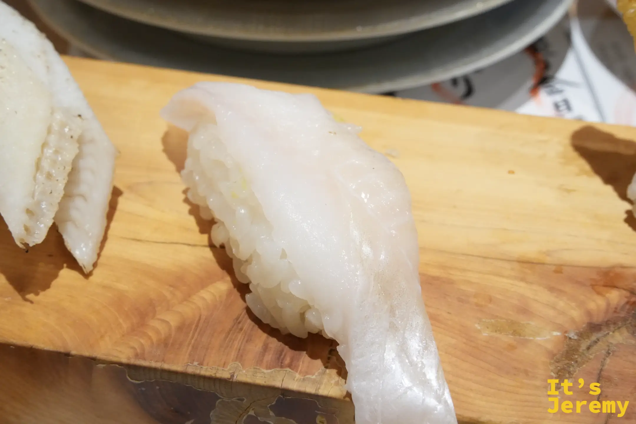 生星鰻握壽司,薄切的魚肉透著光澤