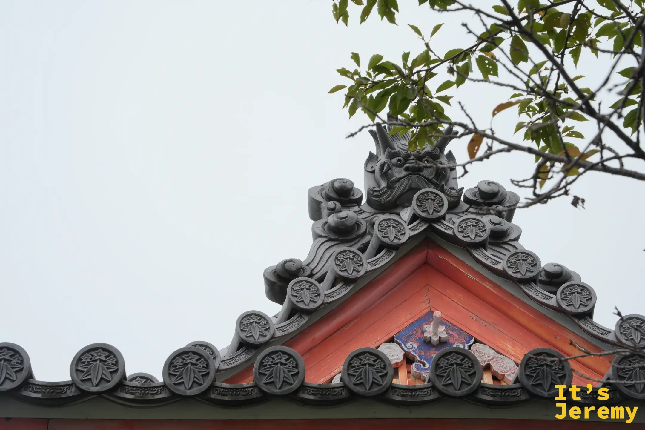 千光寺屋頂上的鬼瓦與家紋