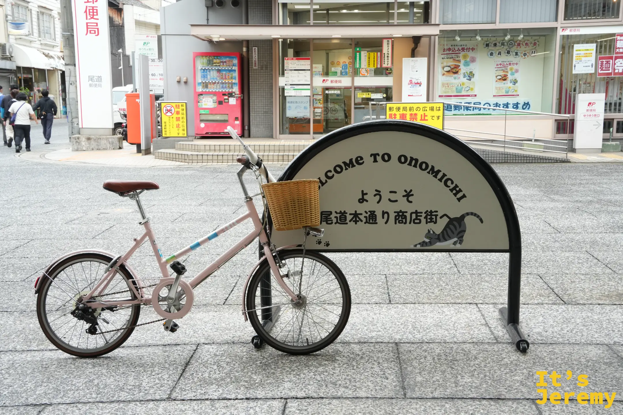 繪有虎斑貓的尾道本通商店街標示及腳踏車