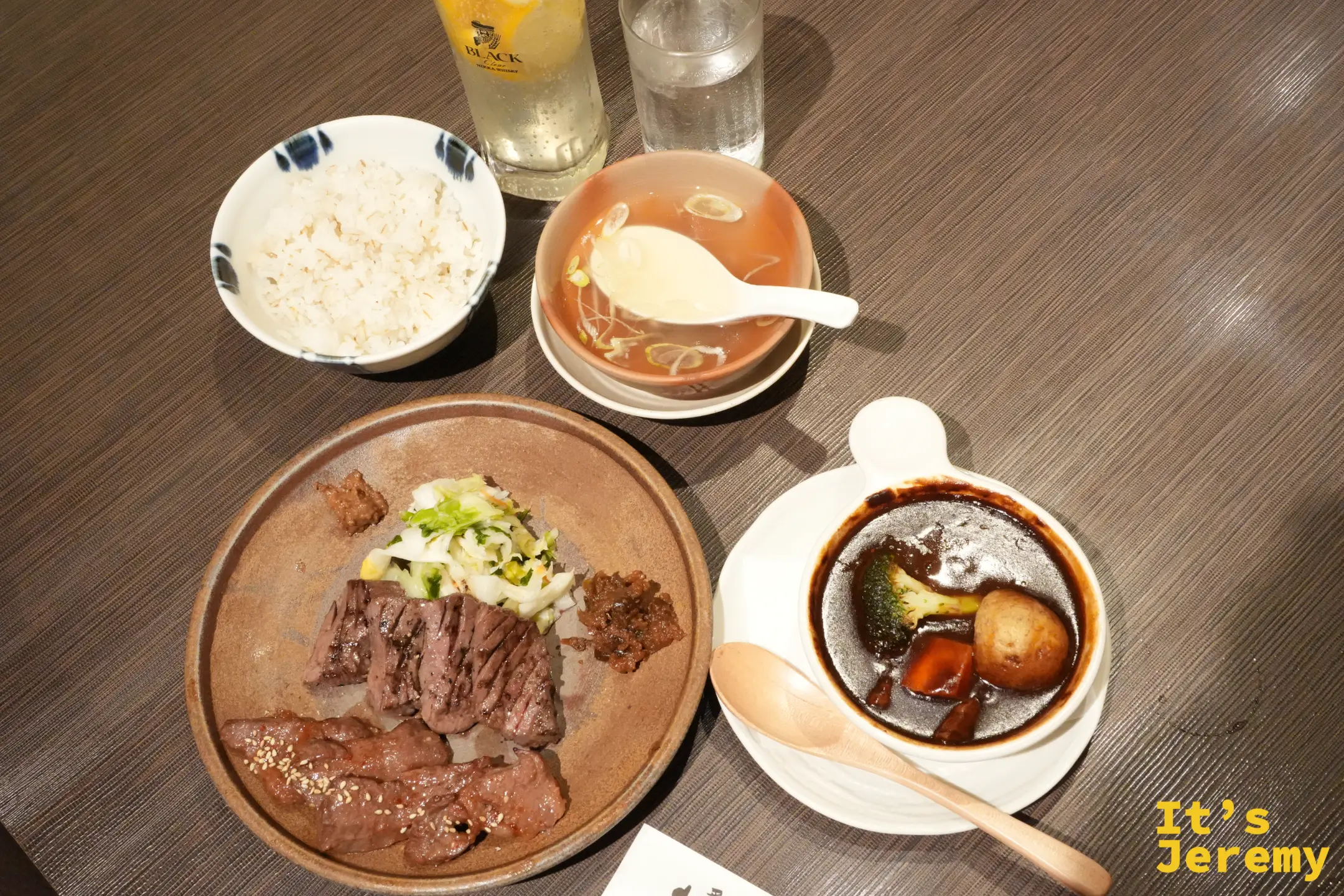 餐點合影：定食、燉牛舌與檸檬沙瓦一起上桌
