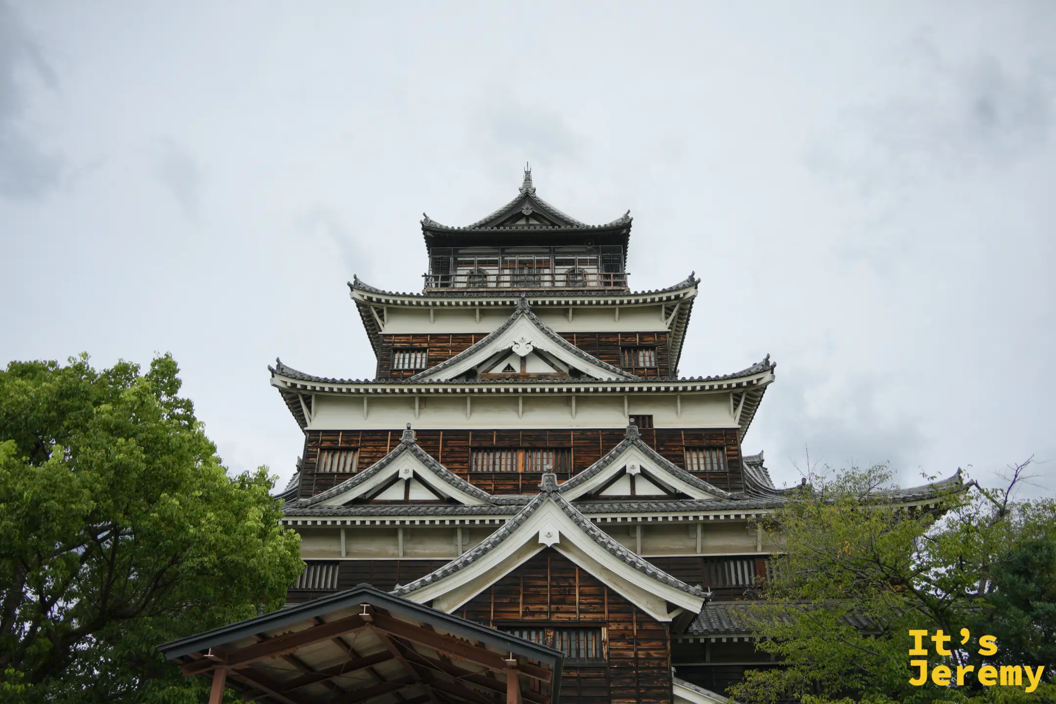 廣島城天守正面，白色城牆與層層屋簷在天空下顯得格外清楚