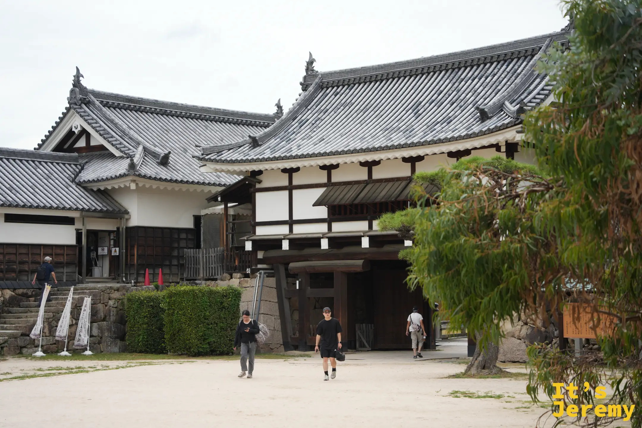 表御門城內視角，木造城門的厚重門板與屋簷結構